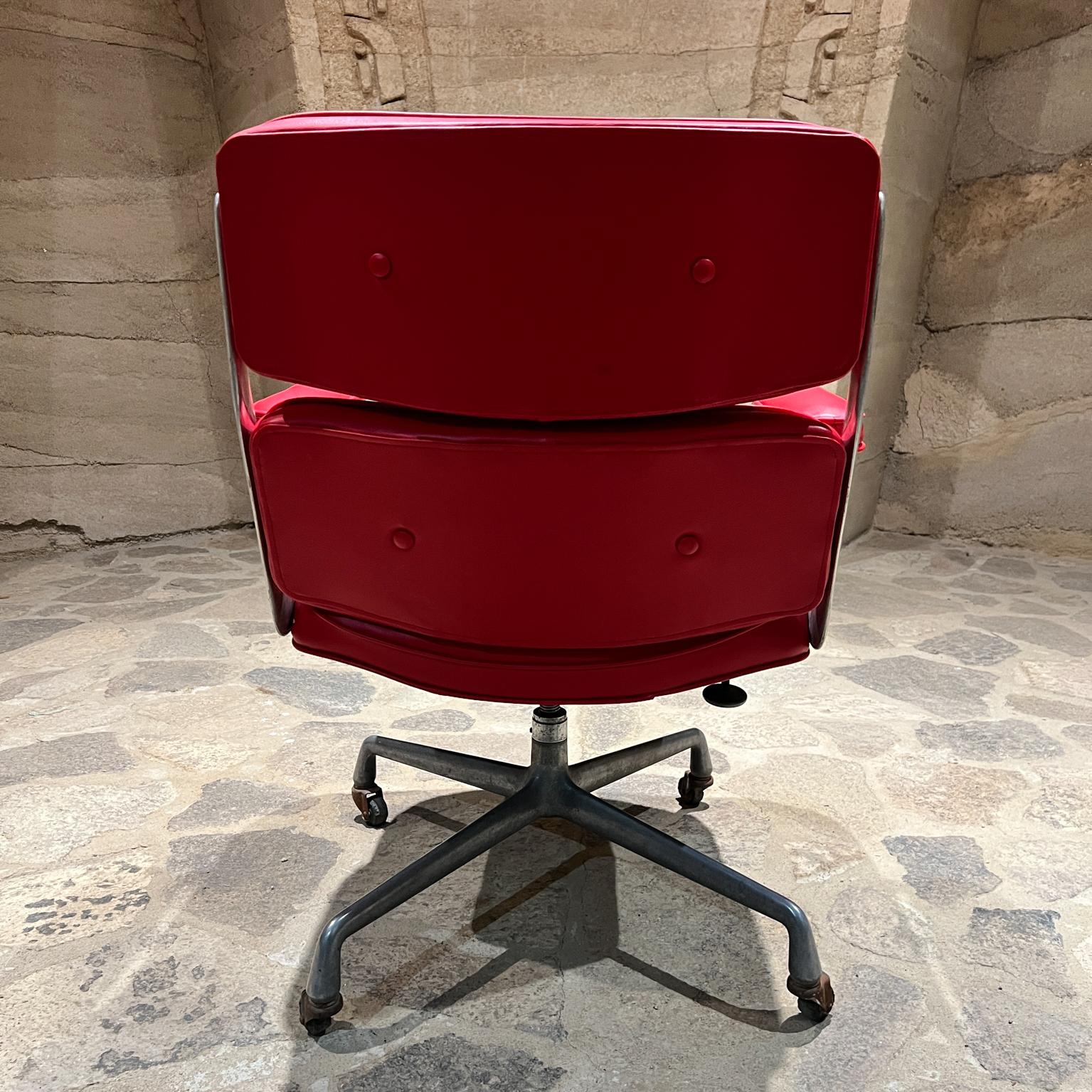 Años 70 Herman Miller Eames Rojo Time Life Silla de oficina ejecutiva Mid Century Mod Metal en venta