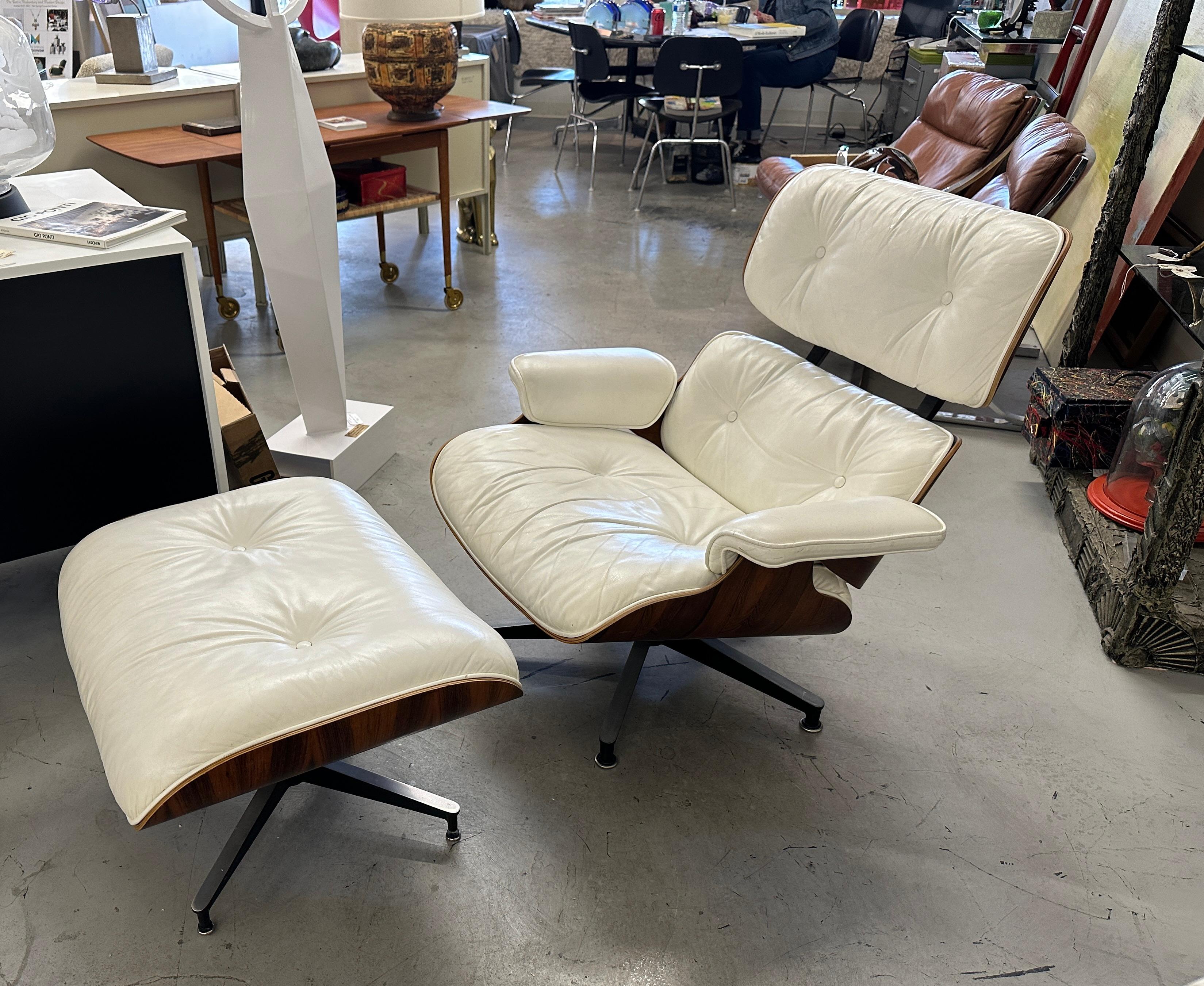 1970's Herman Miller Eames Rosewood & White Leather Lounge Chair & Ottoman In Good Condition For Sale In Palm Springs, CA
