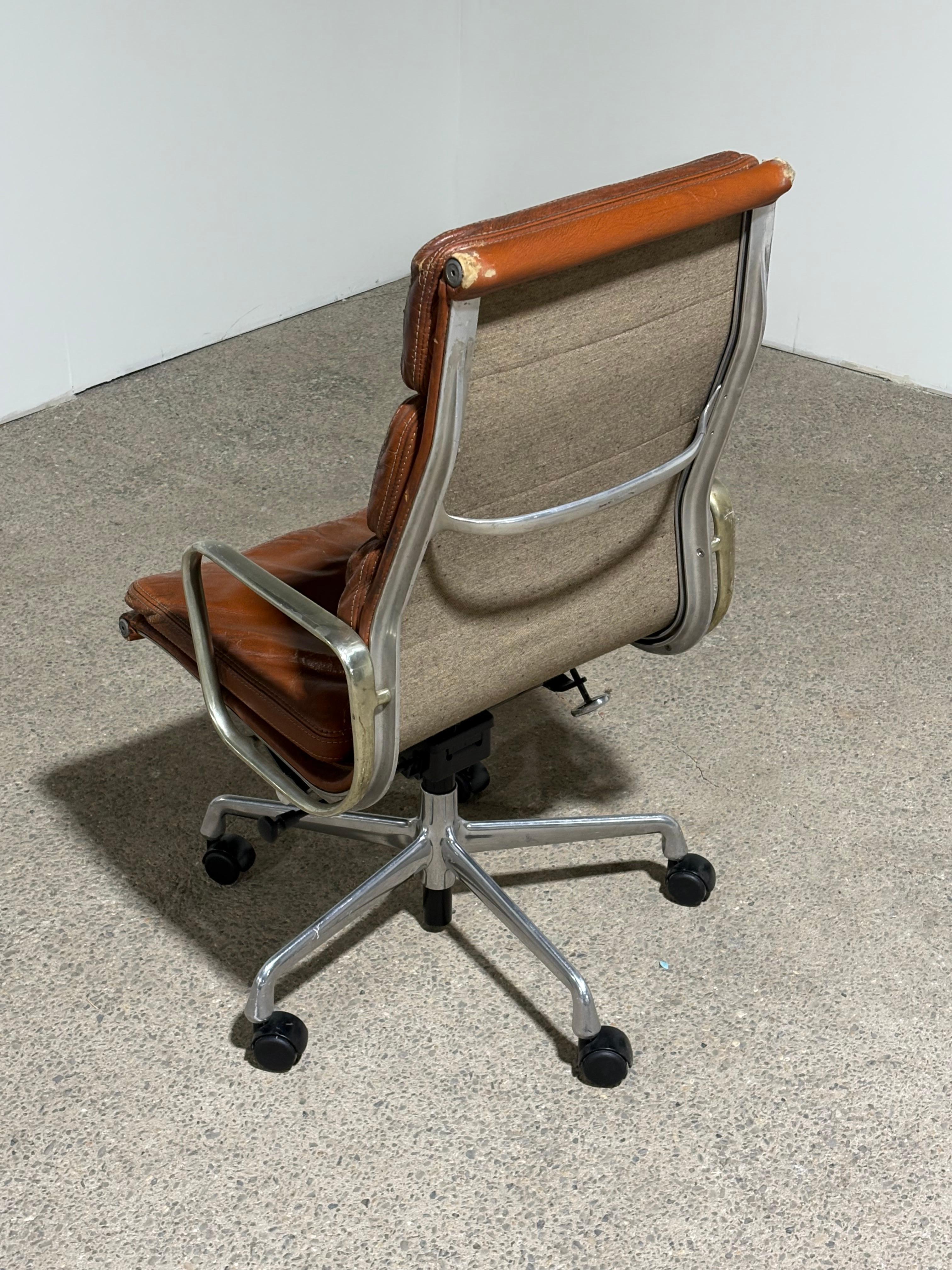 Mid-Century Modern 1970s Herman Miller Eames Soft Pad Chair For Sale
