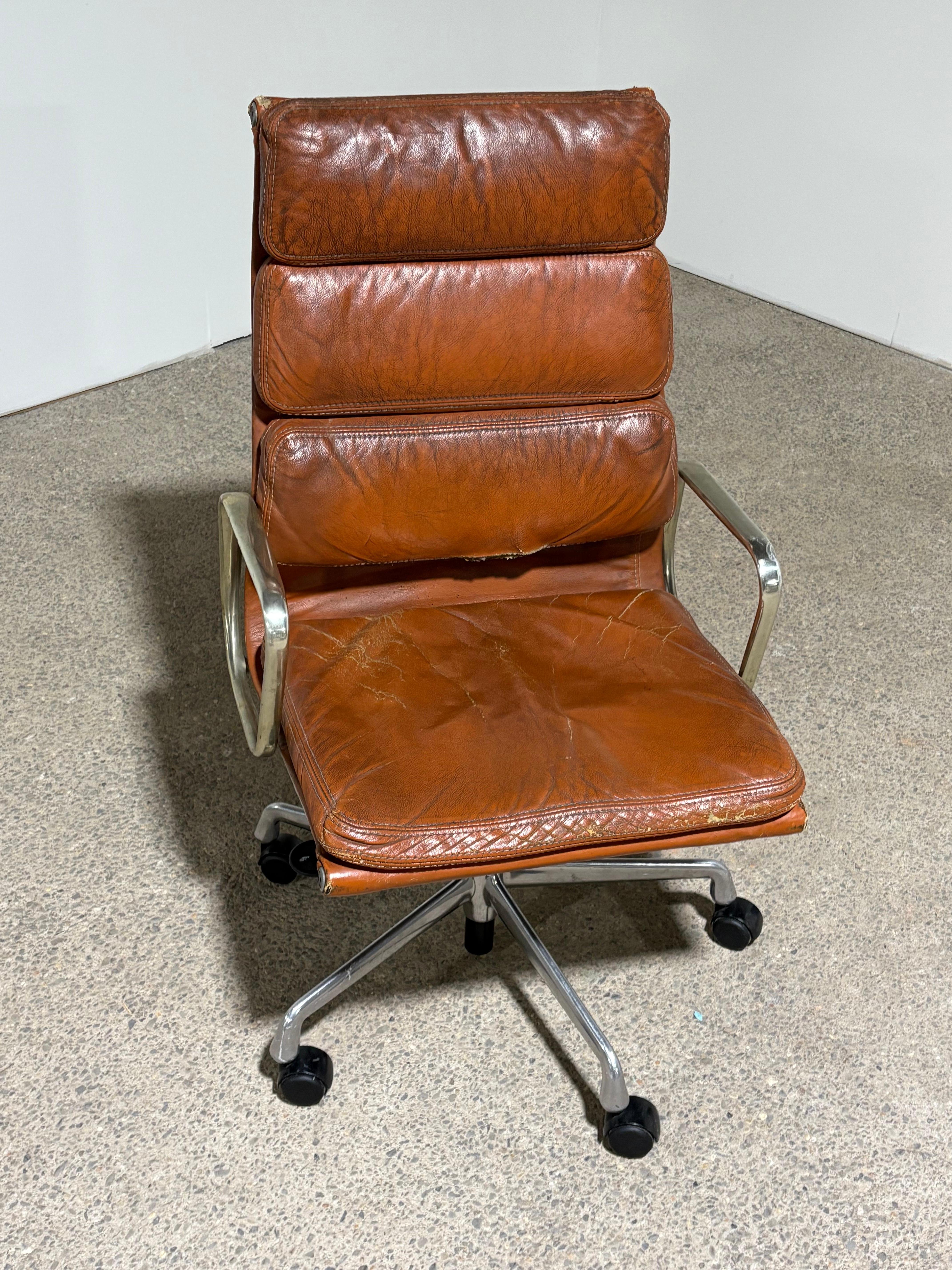 1970s Herman Miller Eames Soft Pad Chair In Fair Condition For Sale In New York, NY