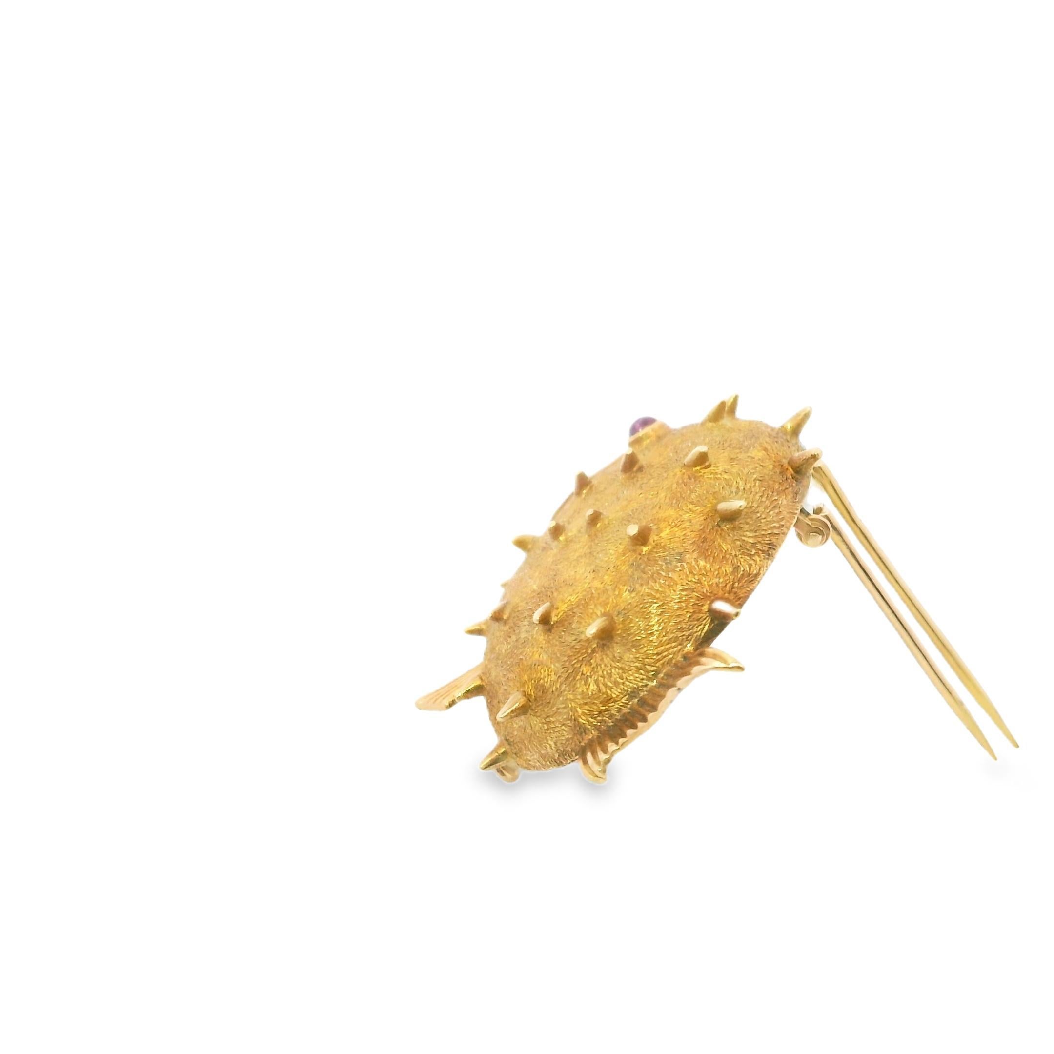 Una bocanada de oro, tan juguetona como rara.

Fabricado en la década de 1970 por el célebre taller parisino G. L'Enfant para Hermès, este encantador broche de pez globo deleita con su ingenio y delicadeza escultórica. Modelada en oro amarillo de 18
