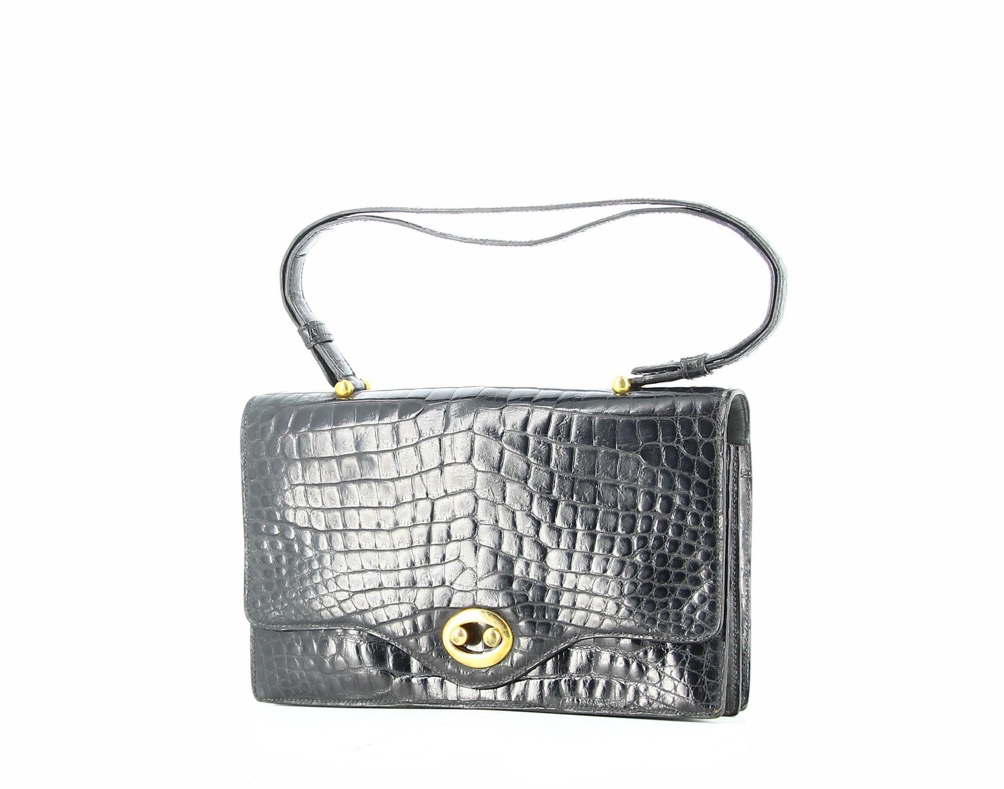 Hermès 1970's black crocodile bag
Very good condition, shows slight traces of wear with time.
Handbag to wear in everyday life but also during a dinner, a colour that goes with everything, the buckle is golden, a handle that is adjustable to wear it