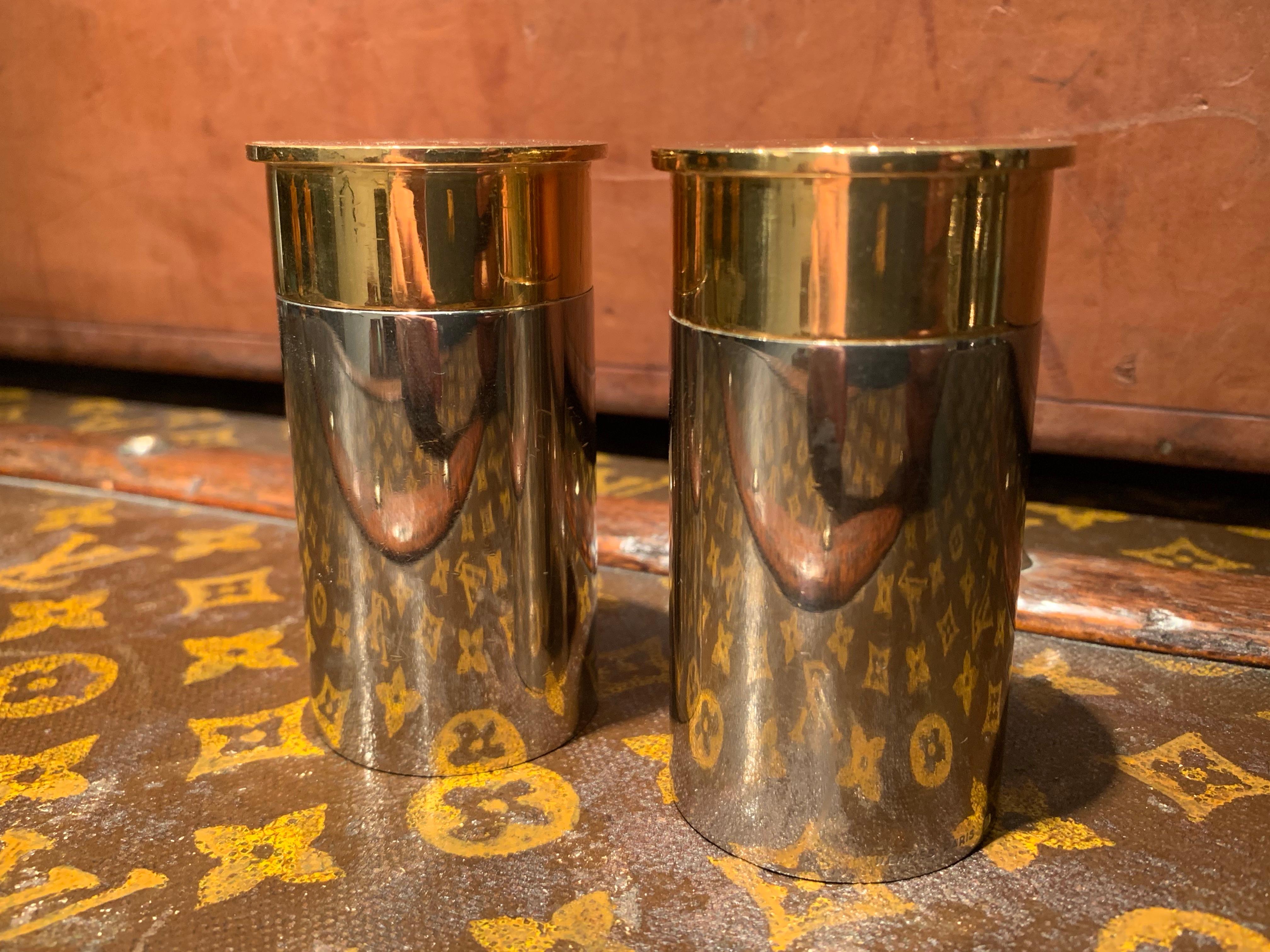 Stunning vintage Hermès salt and pepper mill in the shape of bullets “Cartouche de Chasse”, circa 1970s.

Engraved S and P on the lid and Hermès Paris on the side.
 