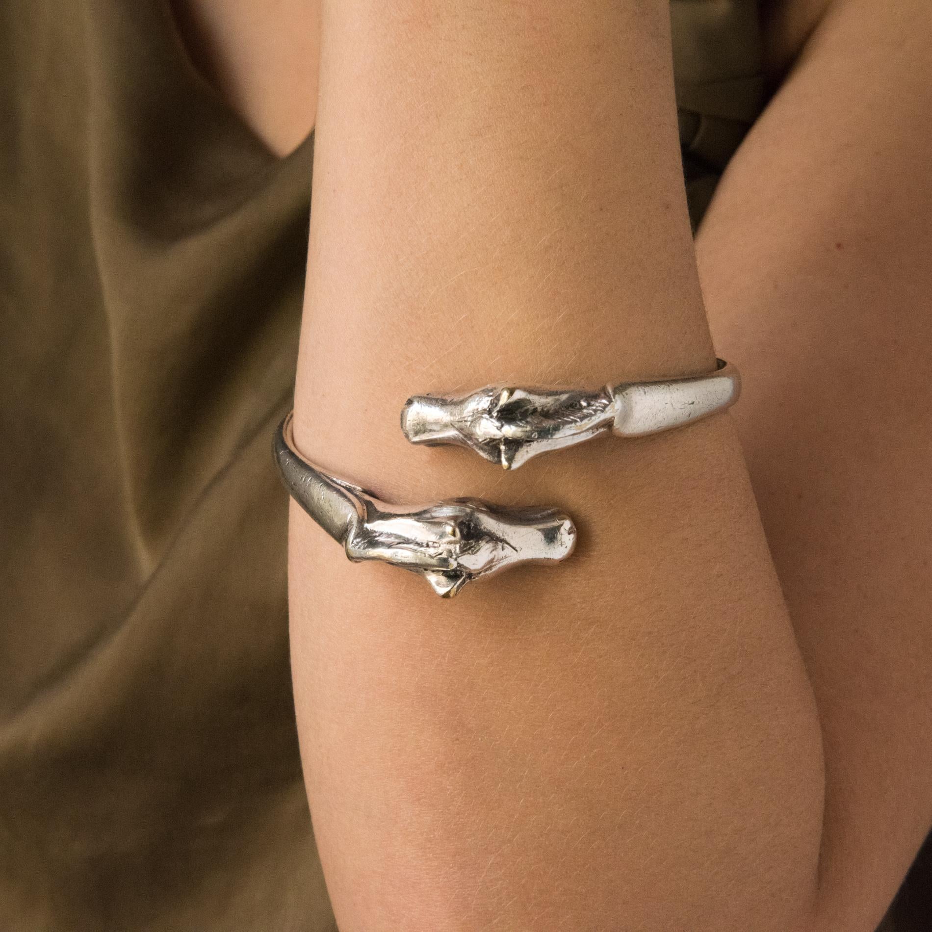 Bracelet in silver, swan hallmark.
Signed Hermès Paris, this beautiful antique silver bracelet is a massive oval bangle bracelet whose 2 ends are 2 engraved horses heads.
Total length 22 cm:, Pattern width: 1.2 cm, Bangle bracelet width: 6 mm,