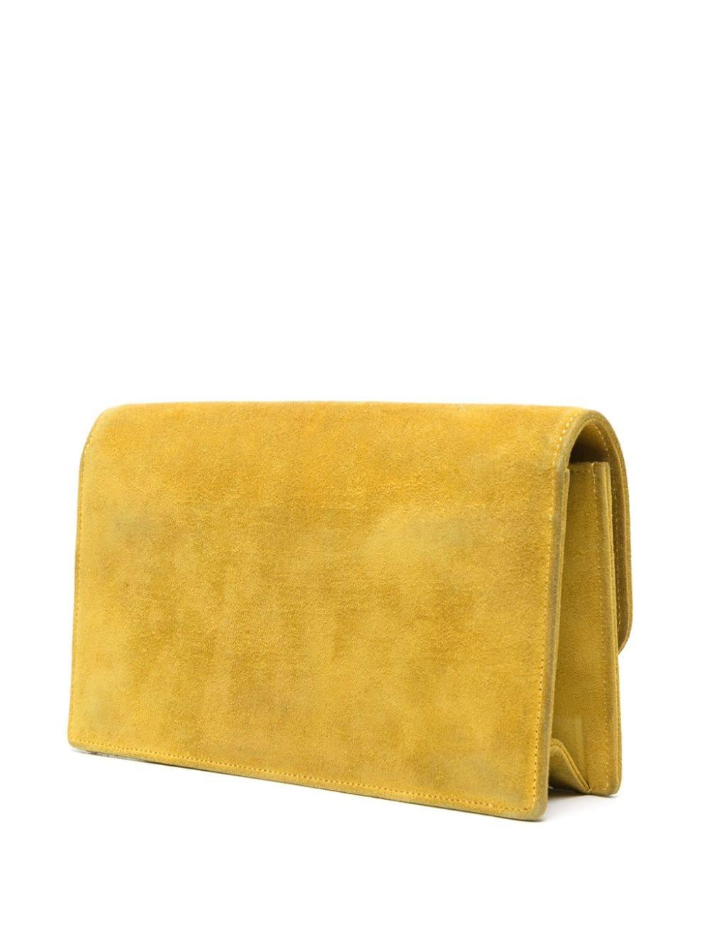 Gelbe Veloursleder-Clutchbag von Hermès mit goldfarbener Logoprägung auf der Innenseite, Hauptfach, Steckfach innen, Innentasche mit Reißverschluss, Lederfutter, Umschlagklappe mit Magnetverschluss.
Circa 1970er Jahre 
In gutem Vintage-Zustand.
