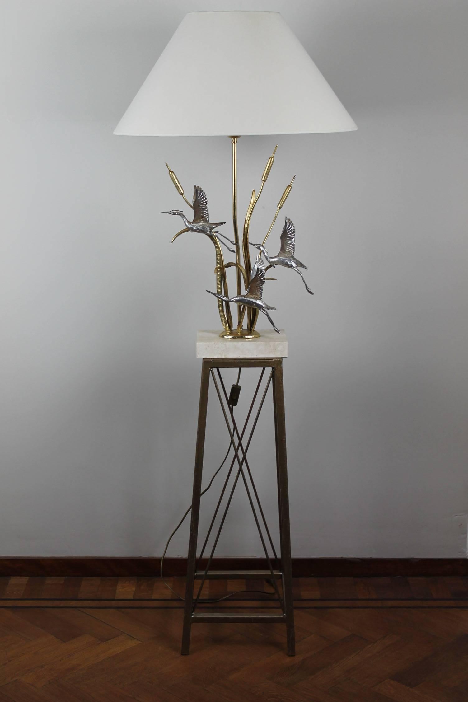 Exceptional 1970s design table lamp by the Italian creator Lanciotto Galeotti
for L' Originale Italy - large model with three birds.
This handmade stylish tablelamp has three herons between the cattails and is a real piece of art. Lighting with