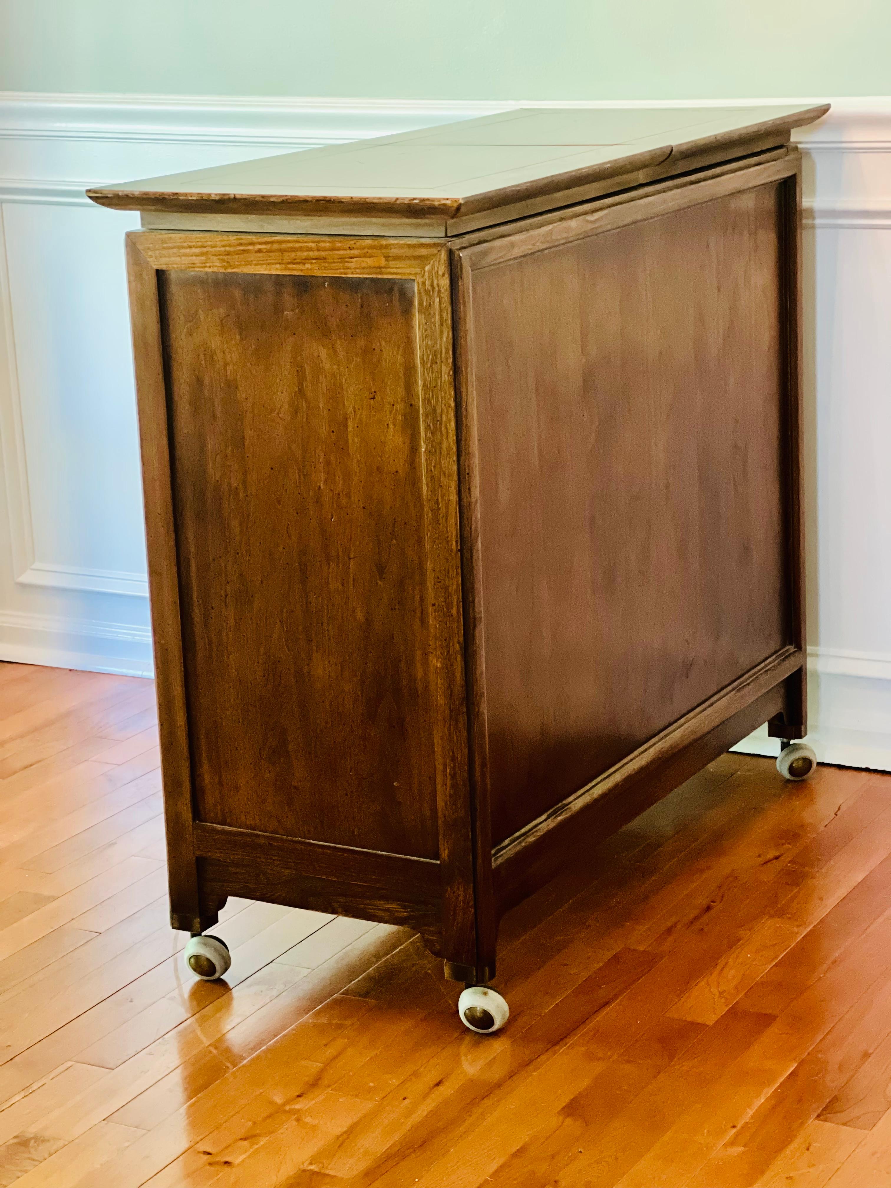 1970's Hickory Campaign Style Expandable, Rolling Sideboard / Server In Good Condition In Doylestown, PA