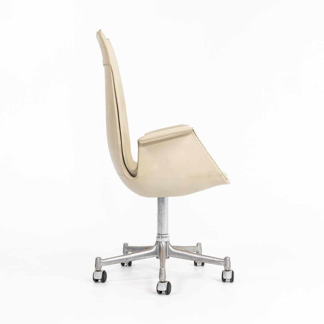 Se trata de una original Silla Bird de respaldo alto, modelo FK6725, también llamada comúnmente Silla Tulipán. Sus diseñadores, Preben Fabricius y Jorgen Kastholm, la denominaron inicialmente La Silla Cubo. La pieza fue fabricada en Alemania por
