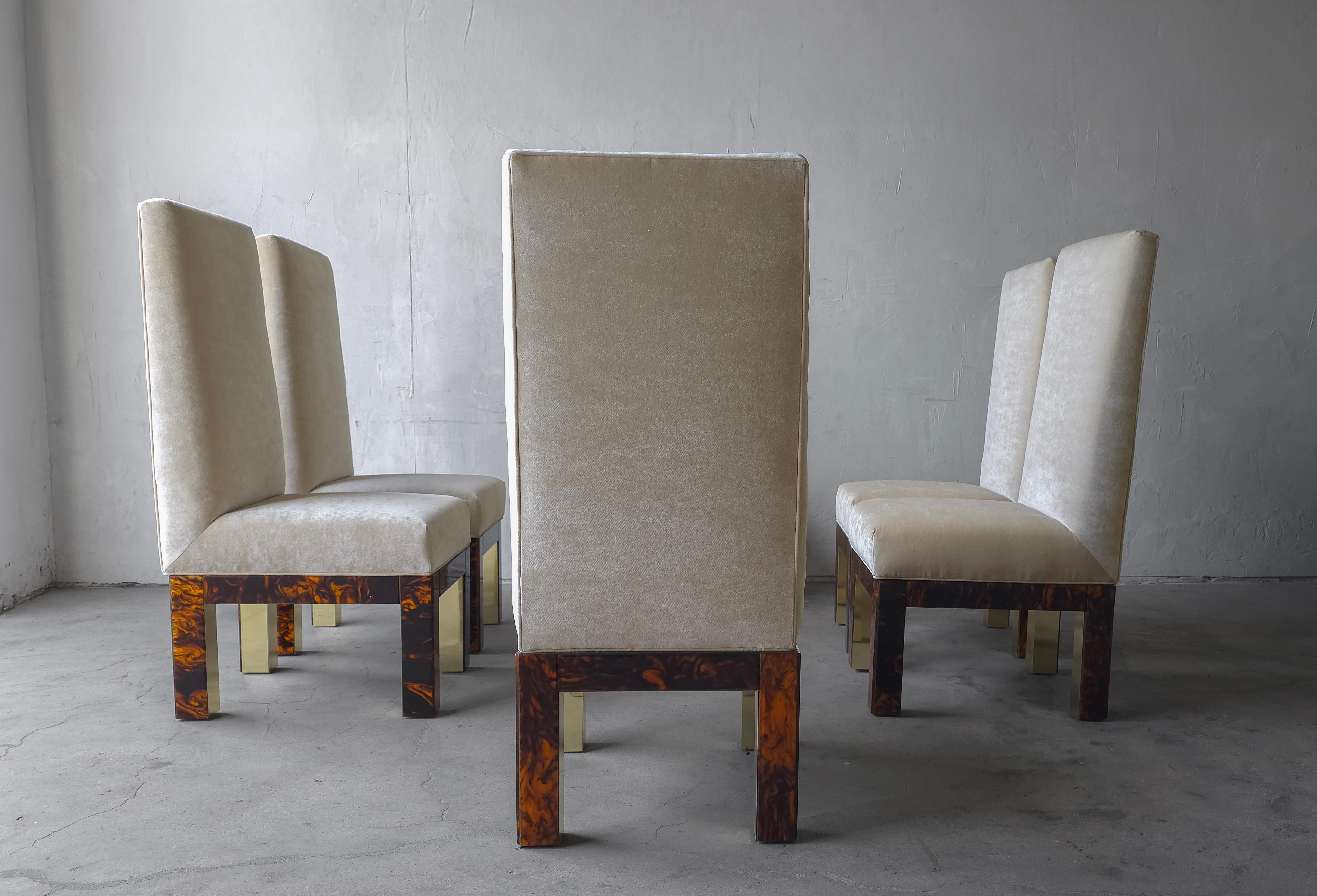 Chaises de salle à manger à dossier haut, rares et uniques, des années 1970, conçues par Paul Evans pour Directional Furniture.  Les bases sont revêtues d'une magnifique bakélite en écaille de tortue et de laiton massif, avec de nouveaux sièges en