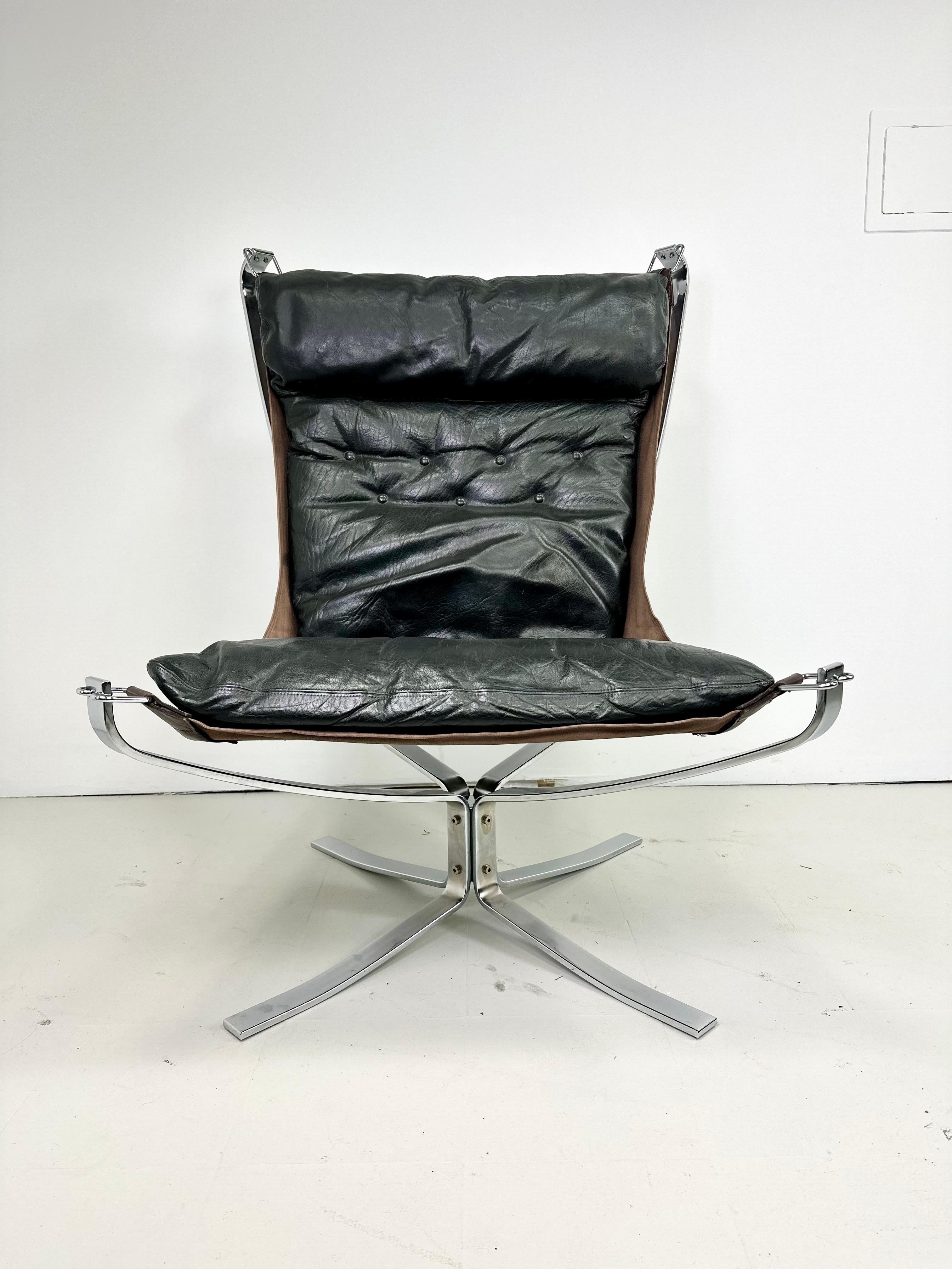 High Back Falcon Sessel von Sigurd Ressell. Hergestellt von Vatne, Mobler, Norwegen. 1970's

Stahlrahmen mit aufgehängter Leinwand und schwarzem Lederkissen. Stuhl Unmarkiert.