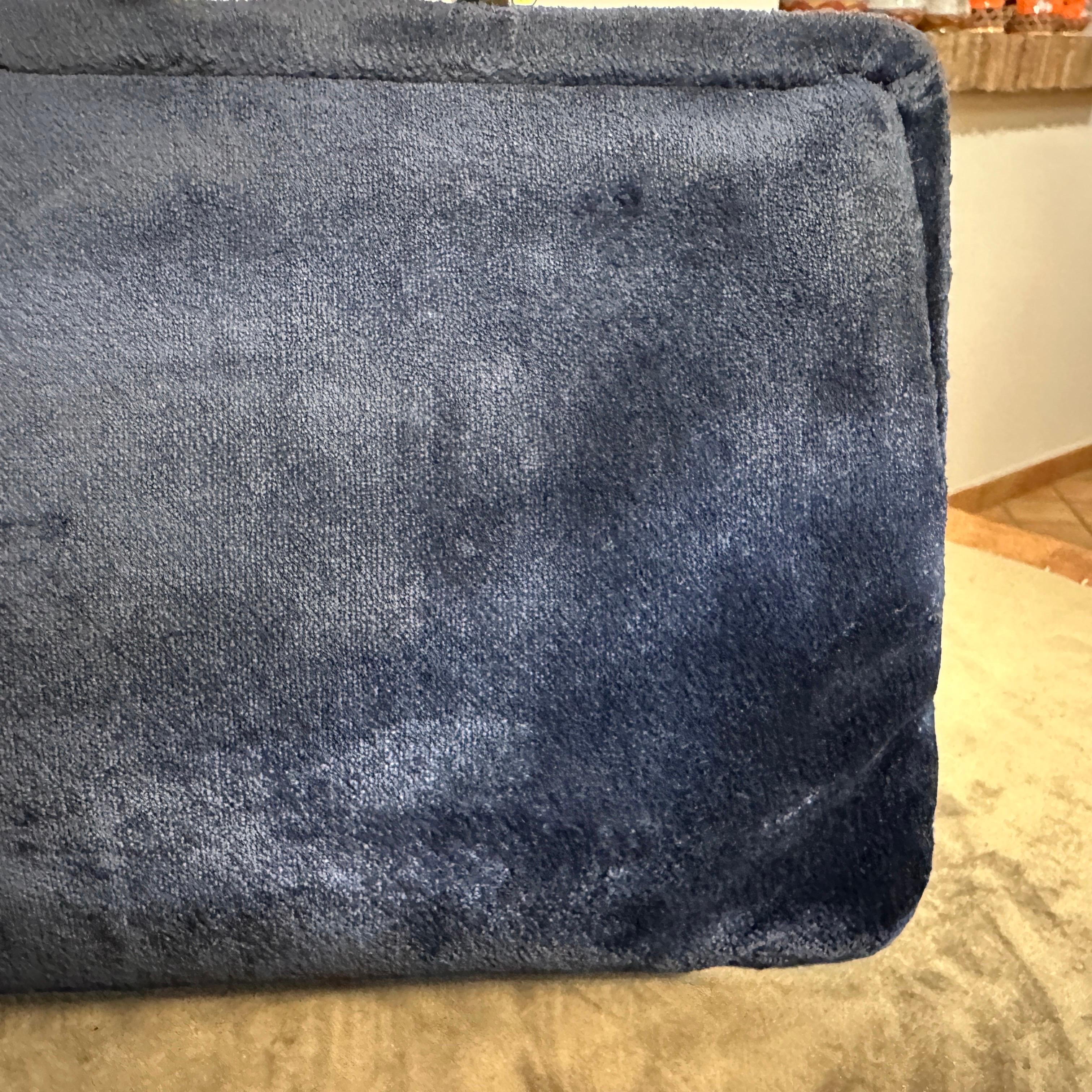 Ce sac à poignée supérieure en velours bleu des années 1970 est un véritable bijou vintage, qui témoigne de l'importance accordée à l'époque à la qualité, à l'artisanat et à un design distinctif.  C'est un accessoire sophistiqué qui ajoutera une