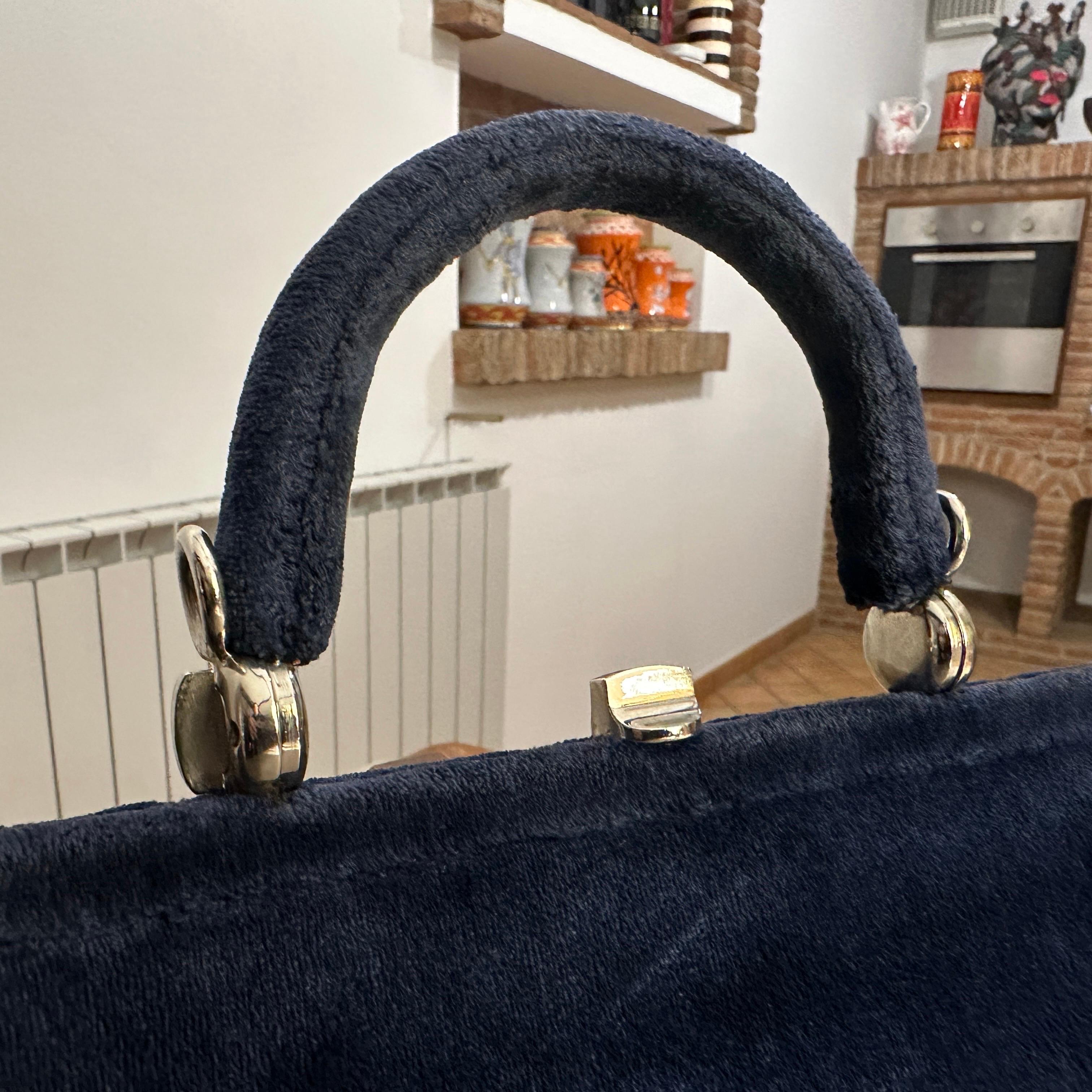 Sac à main italien de haute qualité en velours bleu des années 1970 par Nieri e Argenti en vente 1