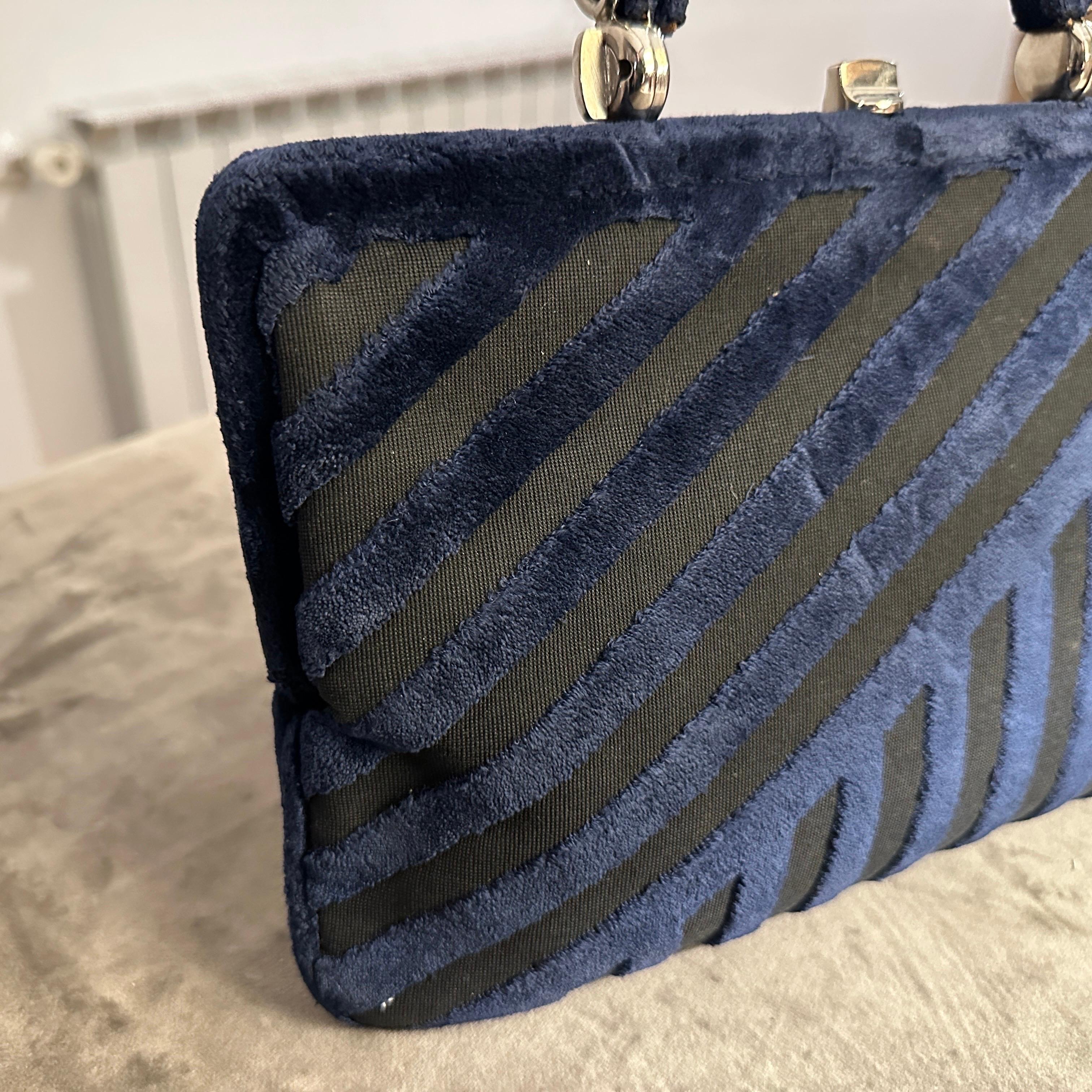 Sac à main italien de haute qualité en velours bleu des années 1970 par Nieri e Argenti en vente 2