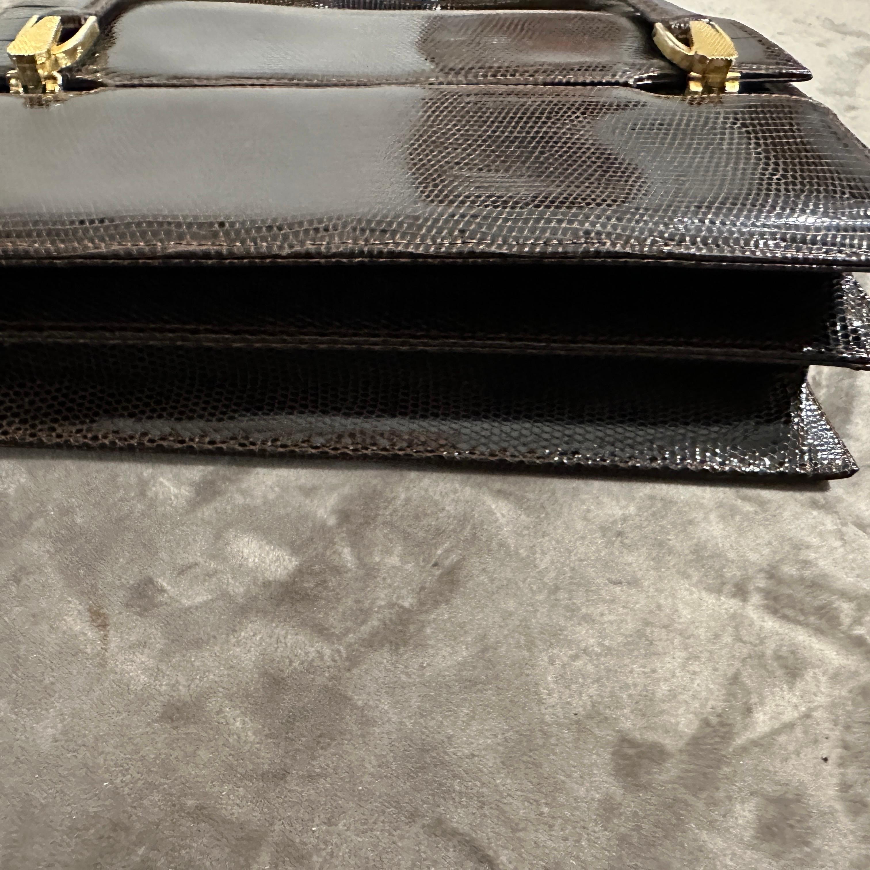 Bolso italiano de mano de cuero marrón y latón de alta calidad de los años 70 en venta 7
