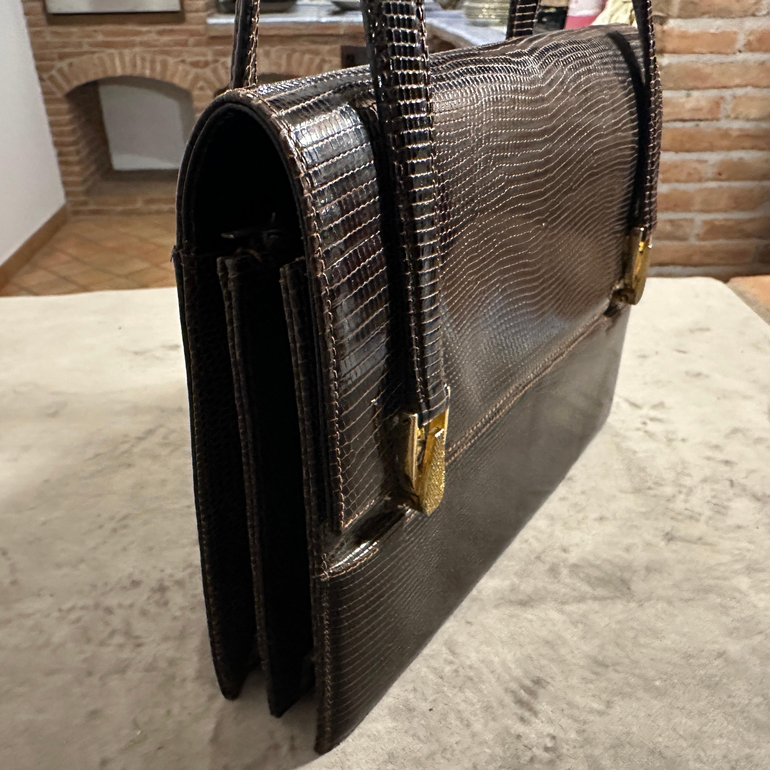 Bolso italiano de mano de cuero marrón y latón de alta calidad de los años 70 en venta 9