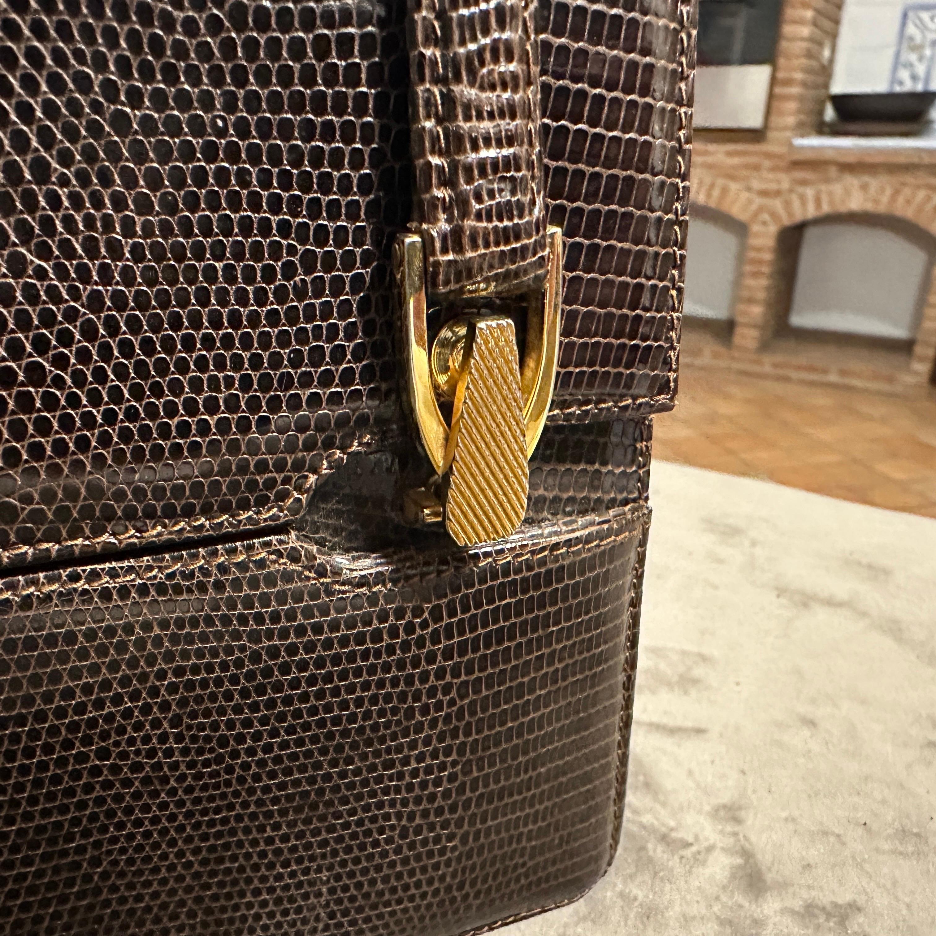 Bolso italiano de mano de cuero marrón y latón de alta calidad de los años 70 en venta 10