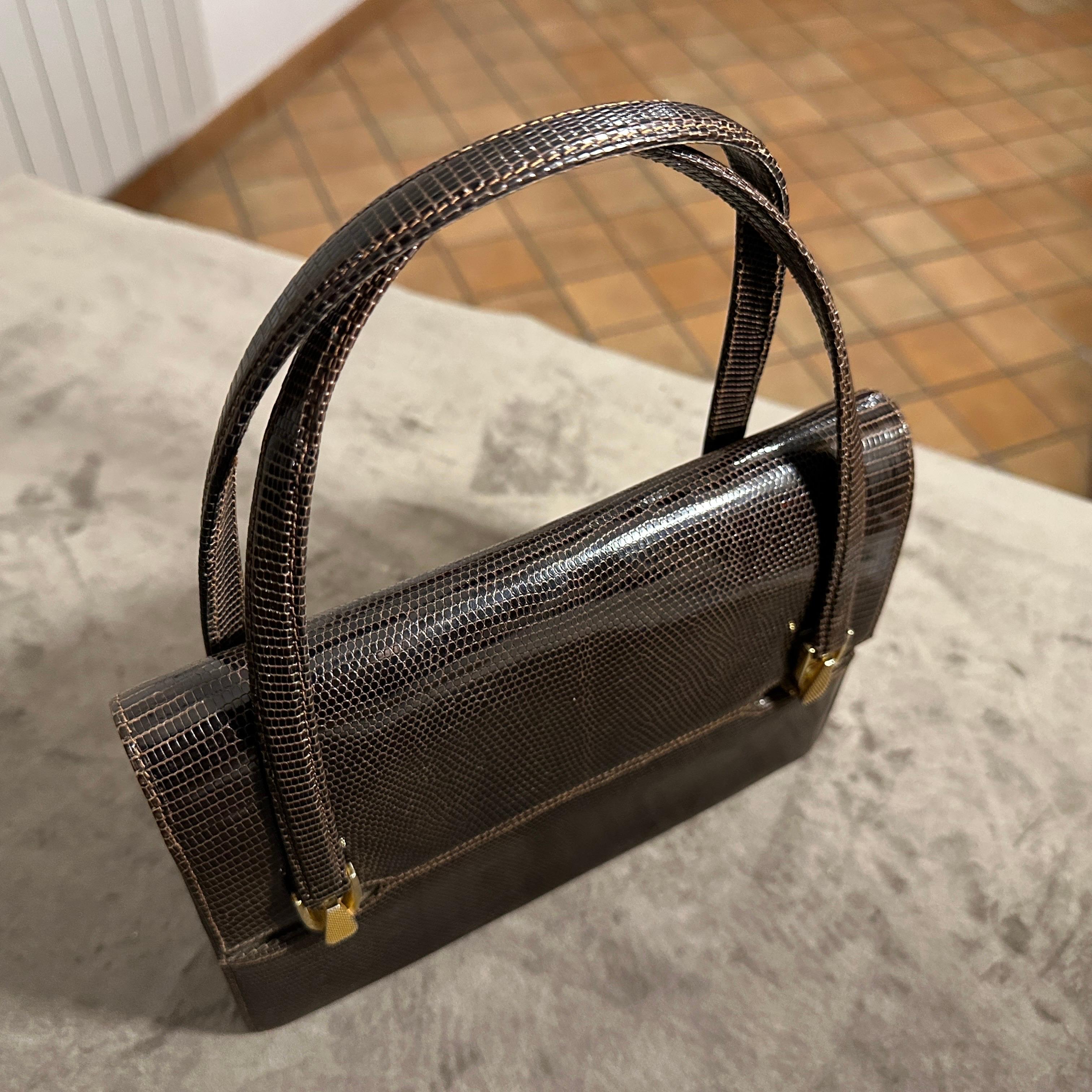 Bolso italiano de mano de cuero marrón y latón de alta calidad de los años 70 en venta 12