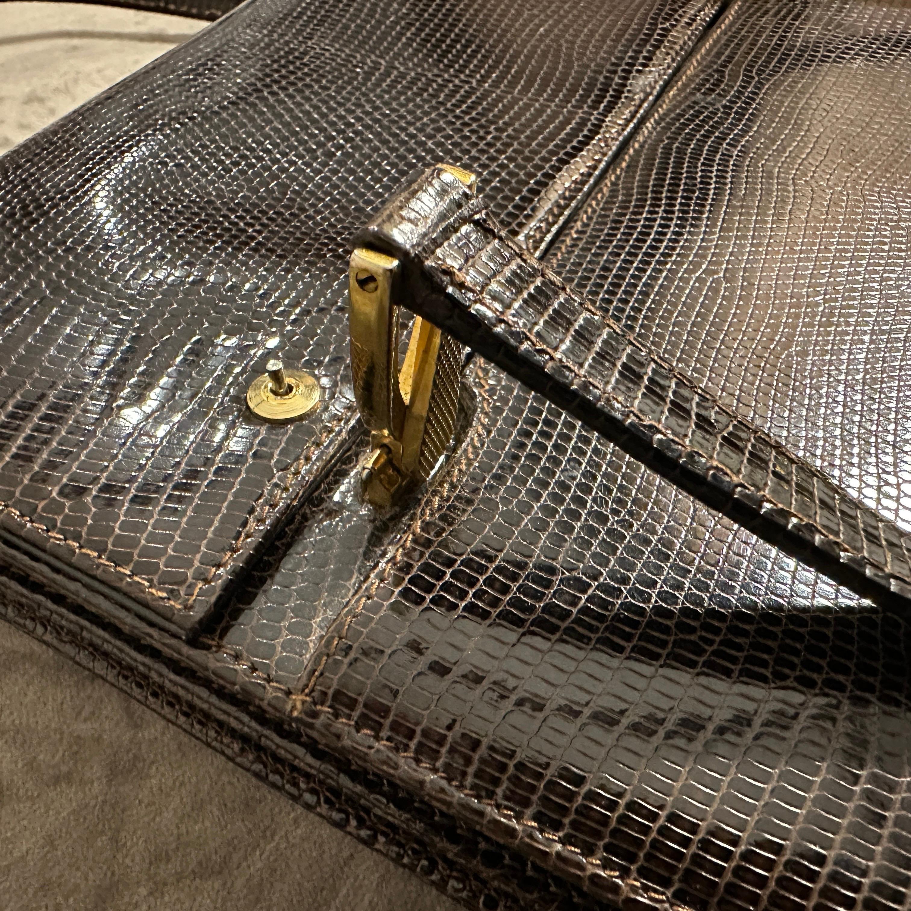 Bolso italiano de mano de cuero marrón y latón de alta calidad de los años 70 en venta 1