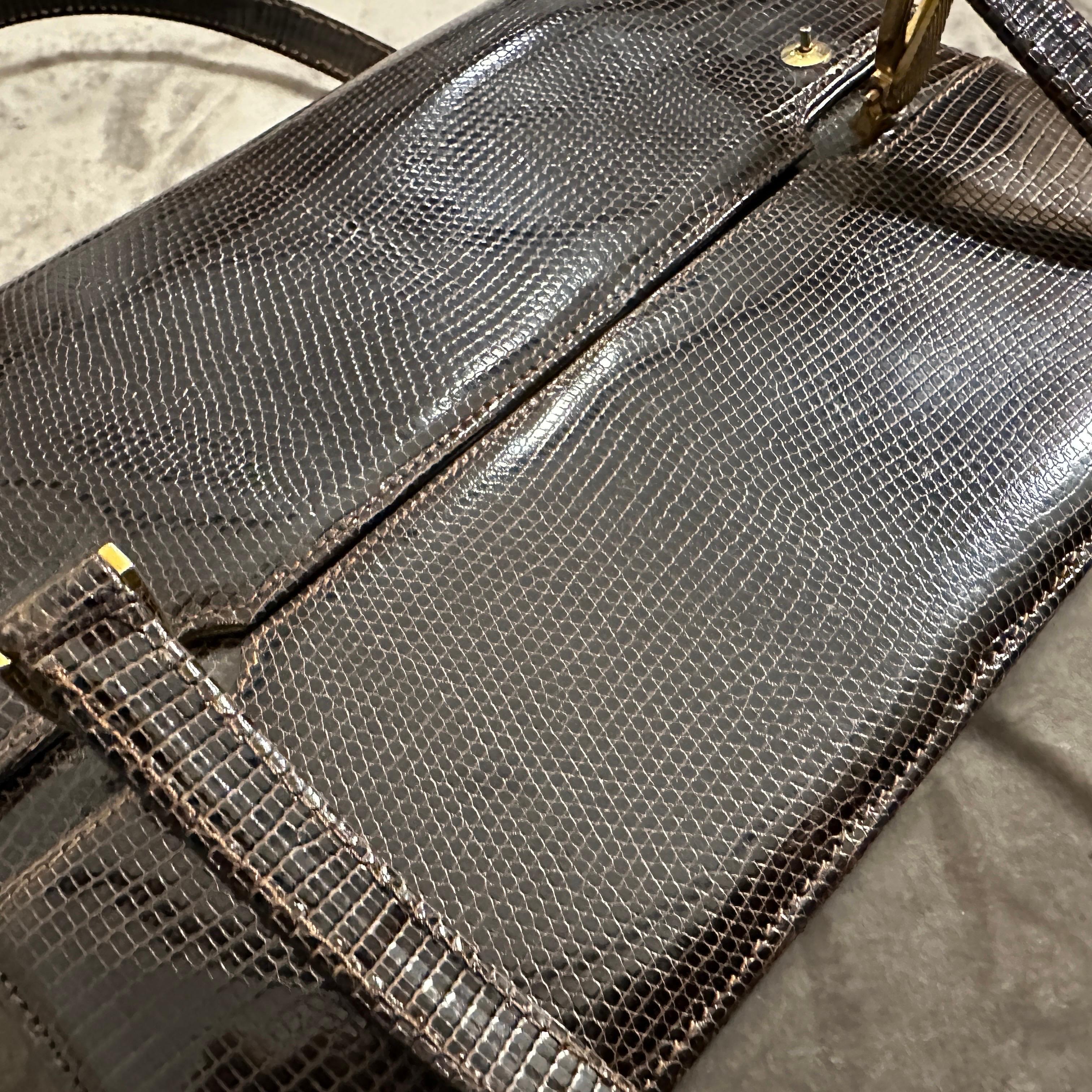 Bolso italiano de mano de cuero marrón y latón de alta calidad de los años 70 en venta 3
