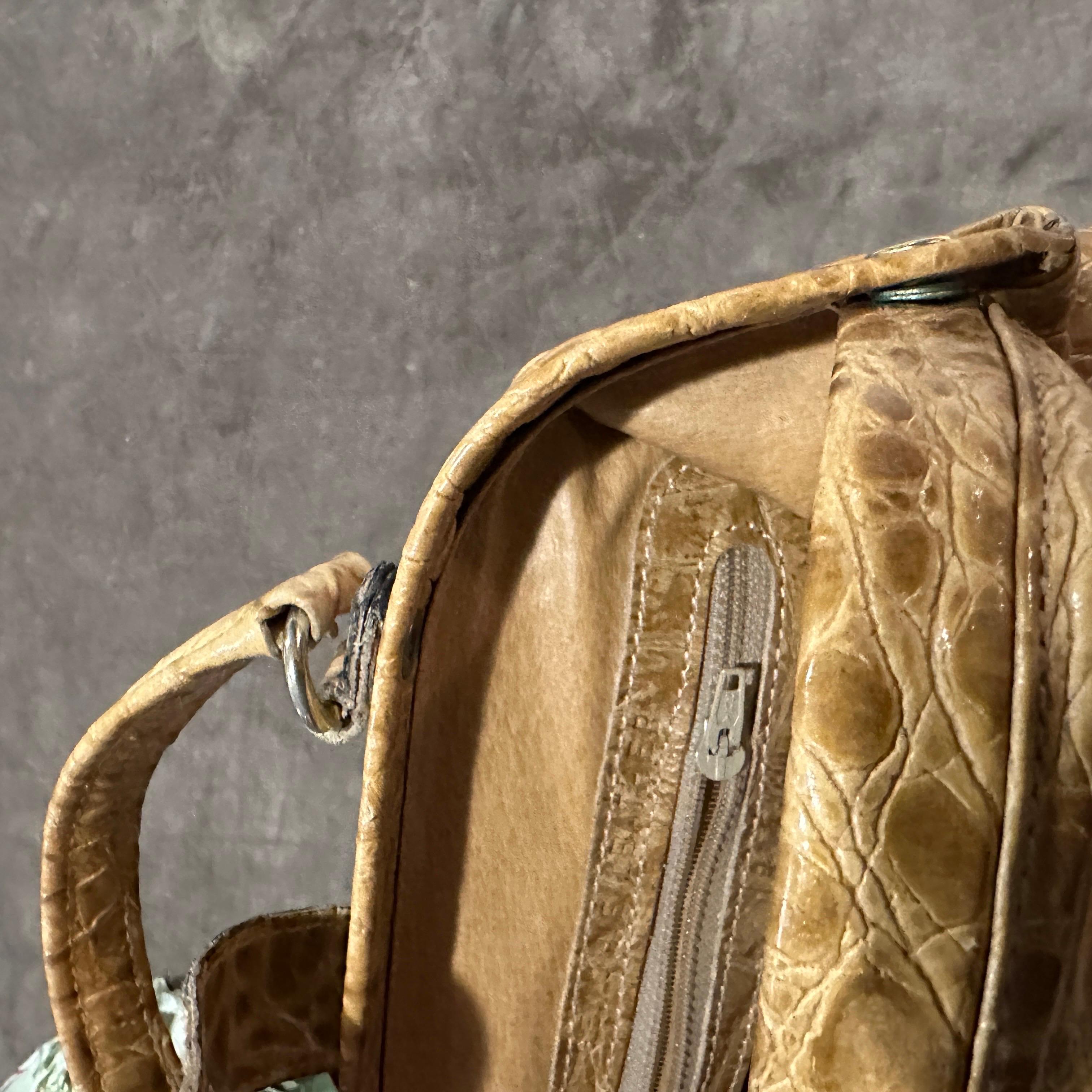 1970s High Quality Light B<rown Leather Italian Top Handle Bag For Sale 5