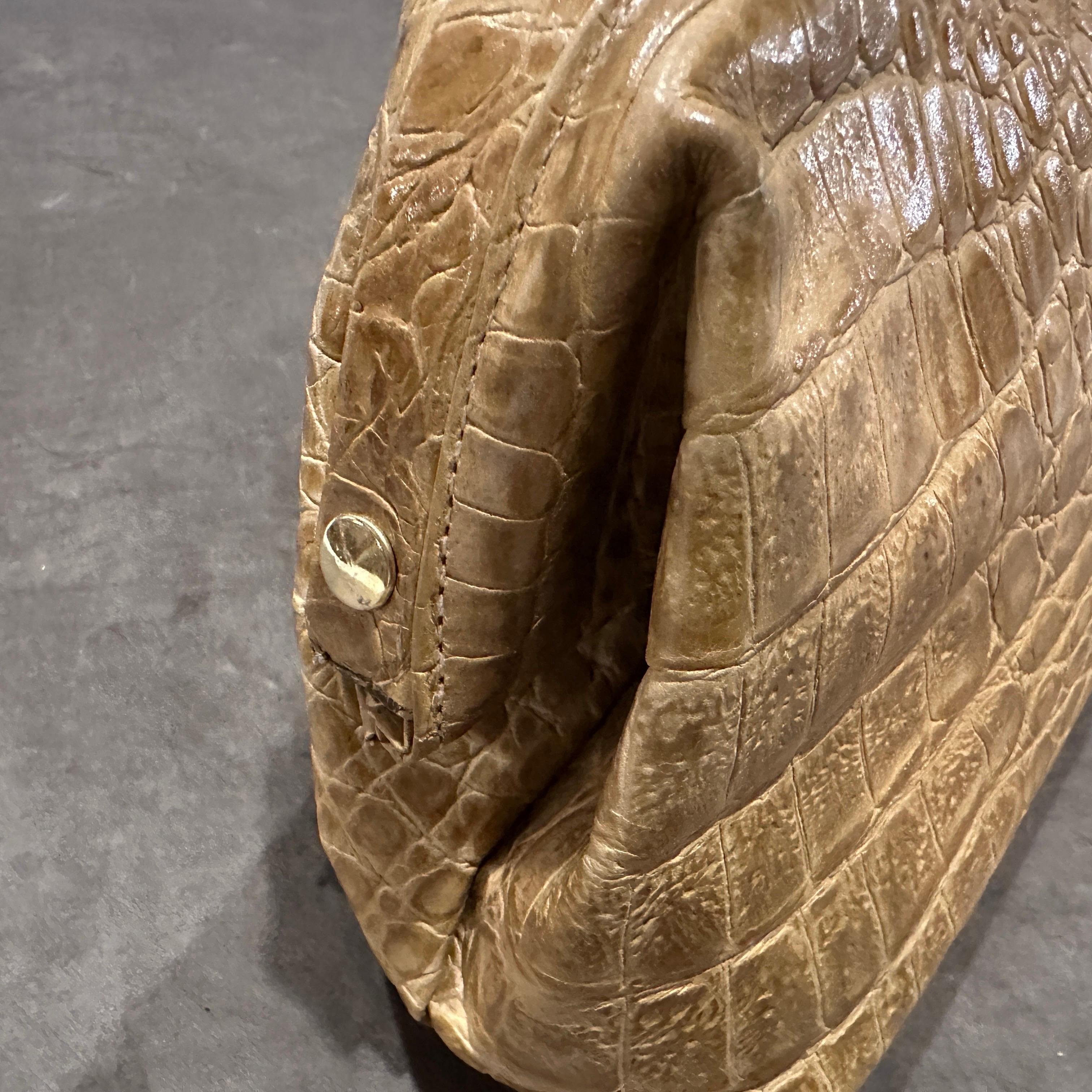 1970s High Quality Light B<rown Leather Italian Top Handle Bag For Sale 6
