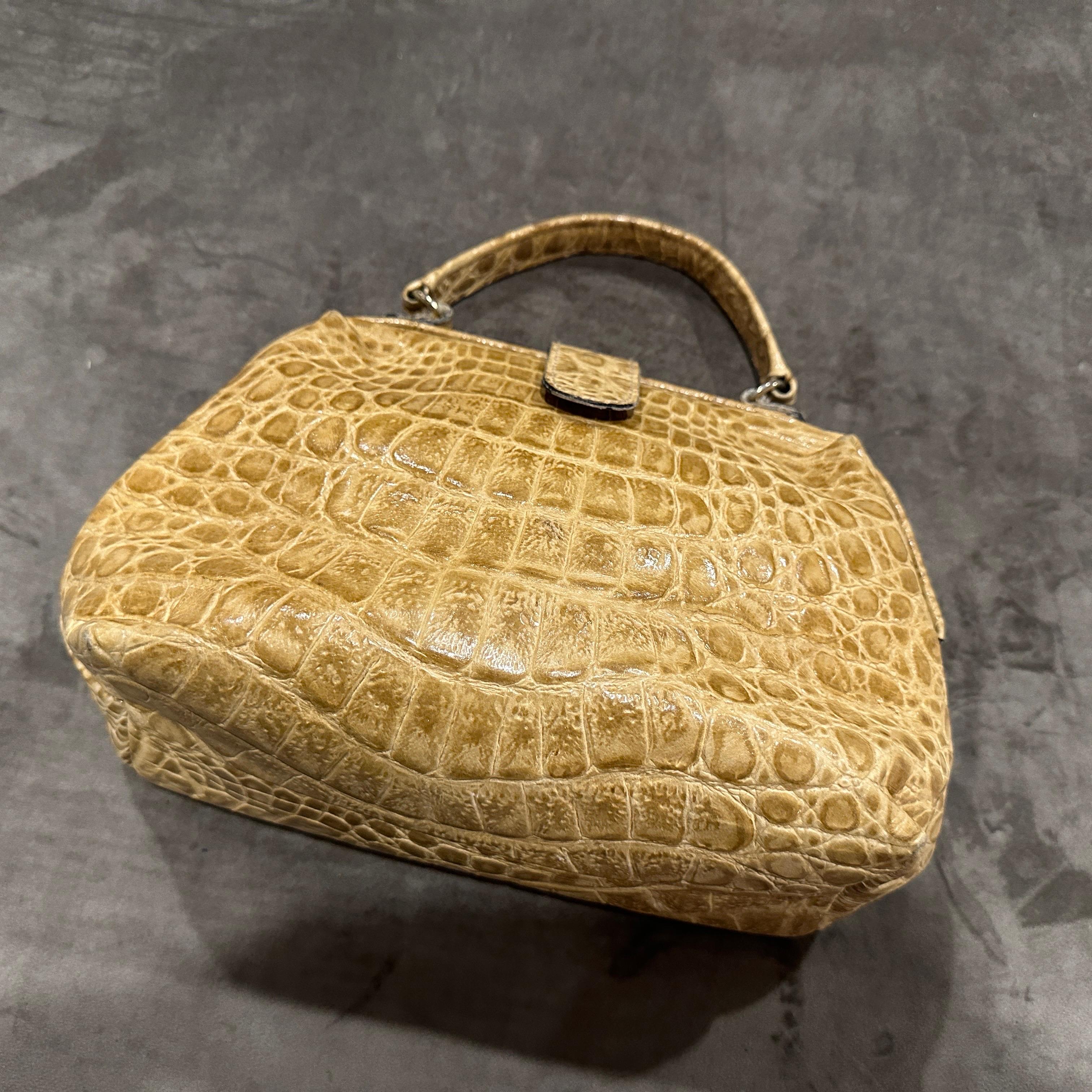 1970s High Quality Light B<rown Leather Italian Top Handle Bag For Sale 8