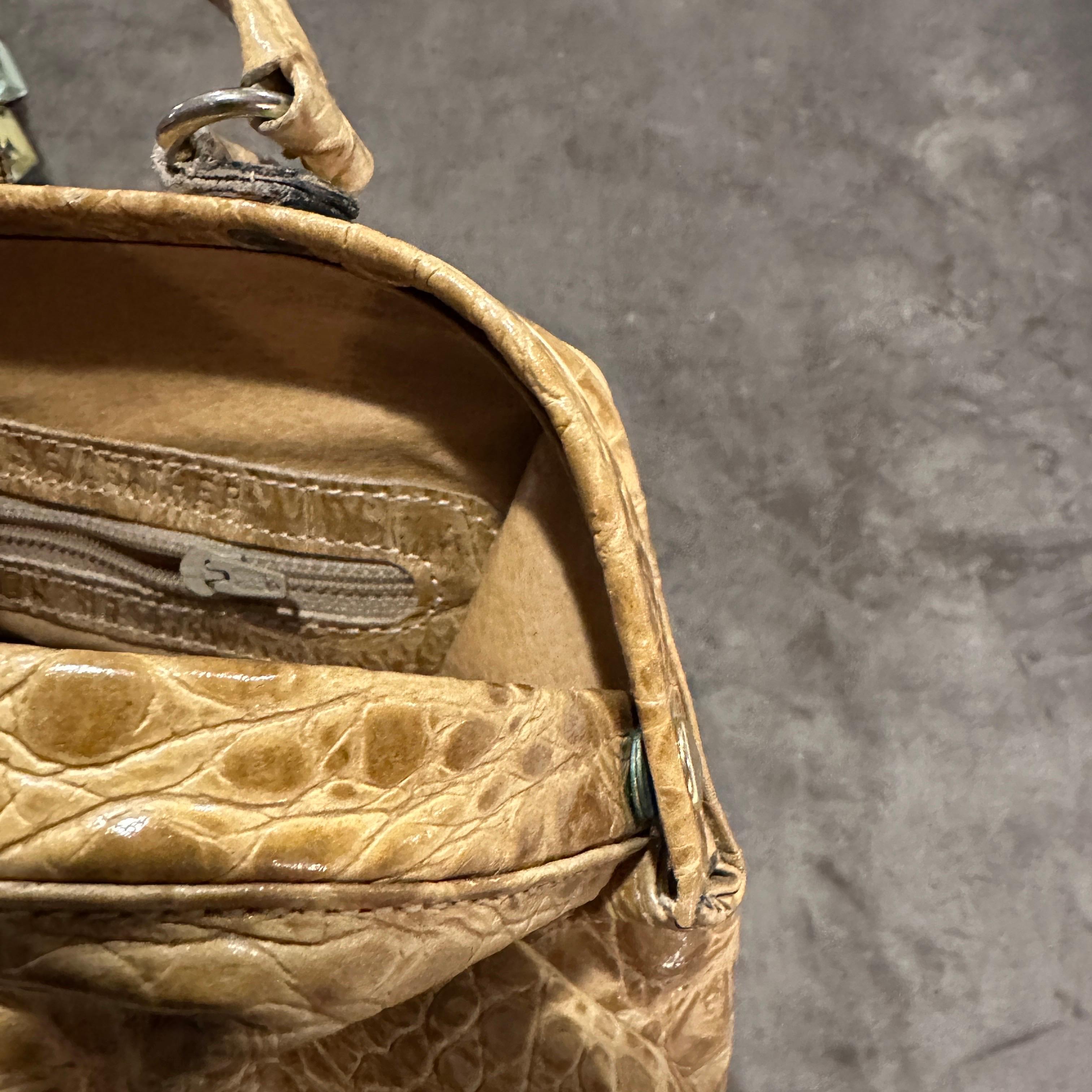 1970s High Quality Light B<rown Leather Italian Top Handle Bag For Sale 9