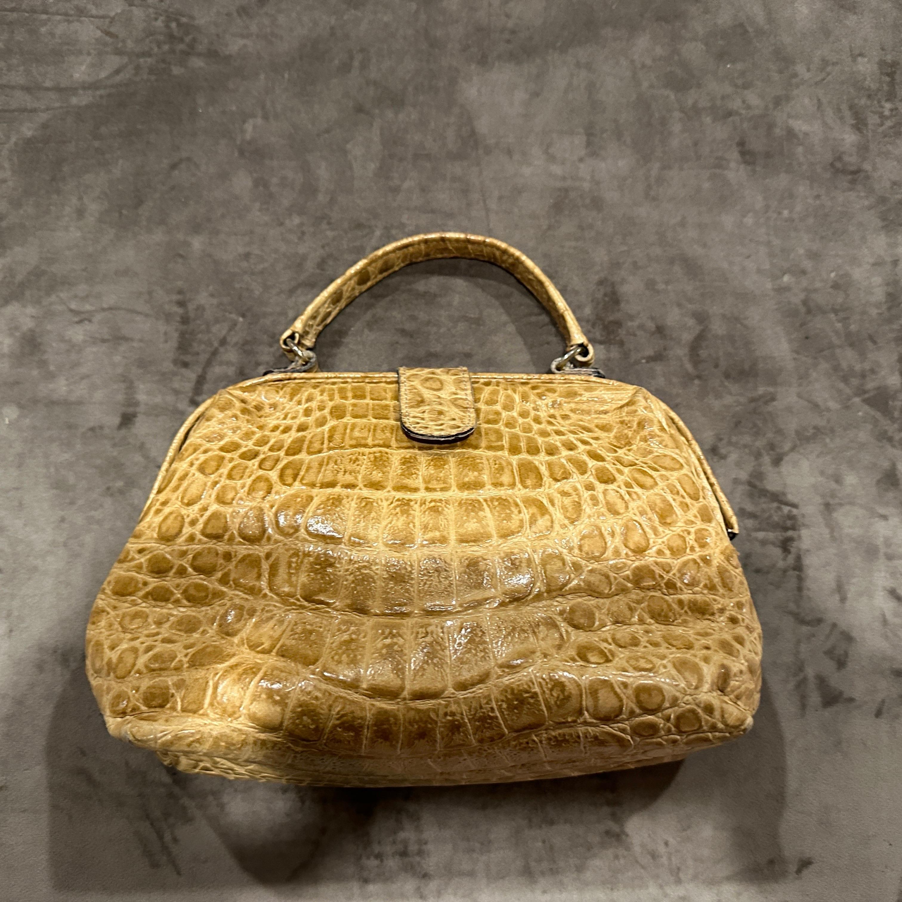 1970s High Quality Light B<rown Leather Italian Top Handle Bag For Sale 11