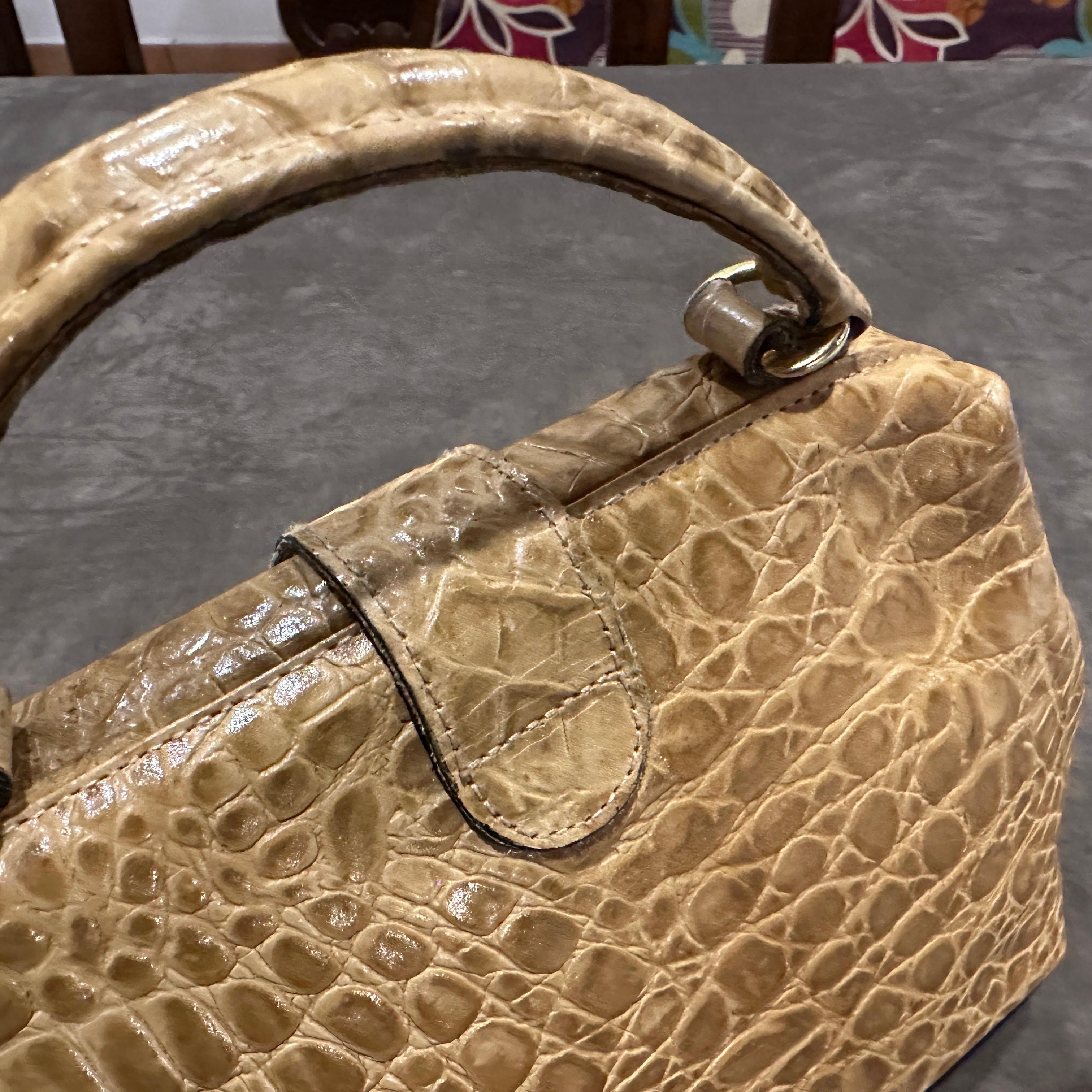 1970s High Quality Light B<rown Leather Italian Top Handle Bag For Sale 12