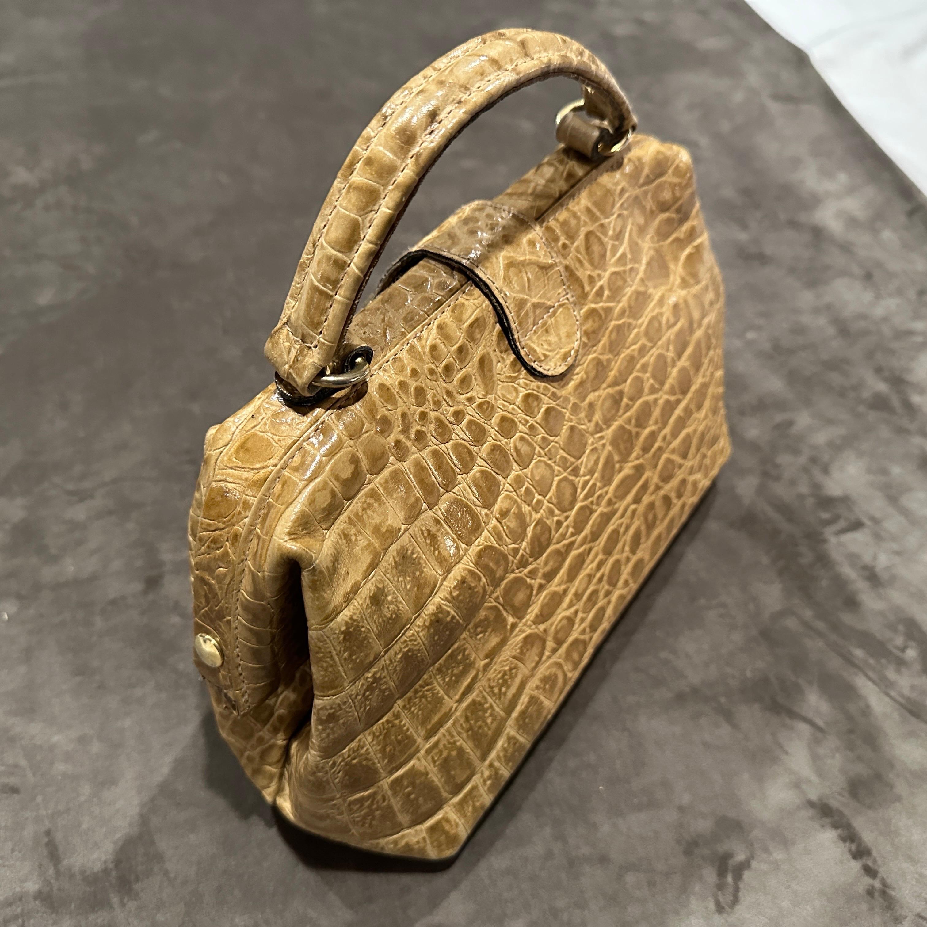 1970s High Quality Light B<rown Leather Italian Top Handle Bag For Sale 14