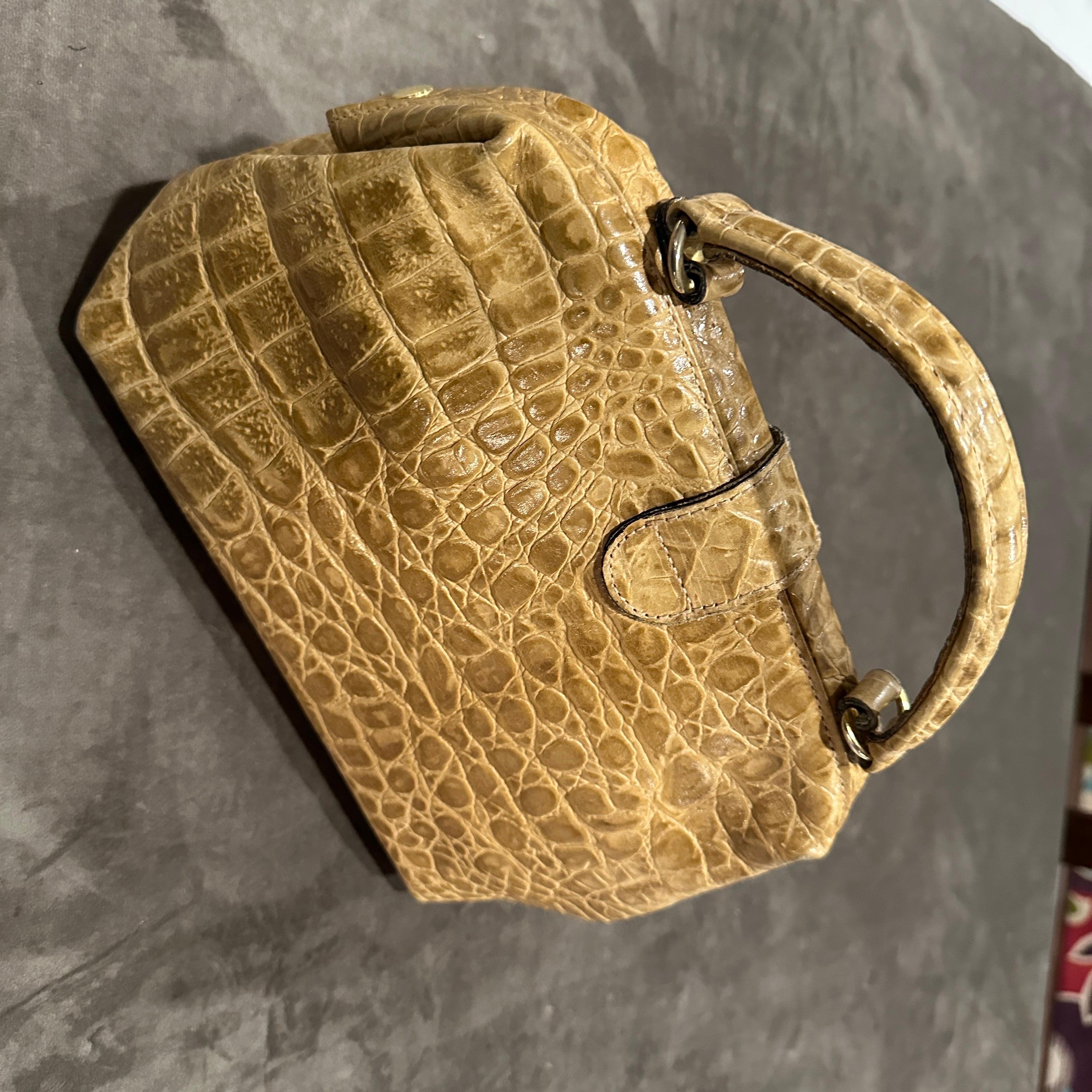 1970s High Quality Light B<rown Leather Italian Top Handle Bag For Sale 2
