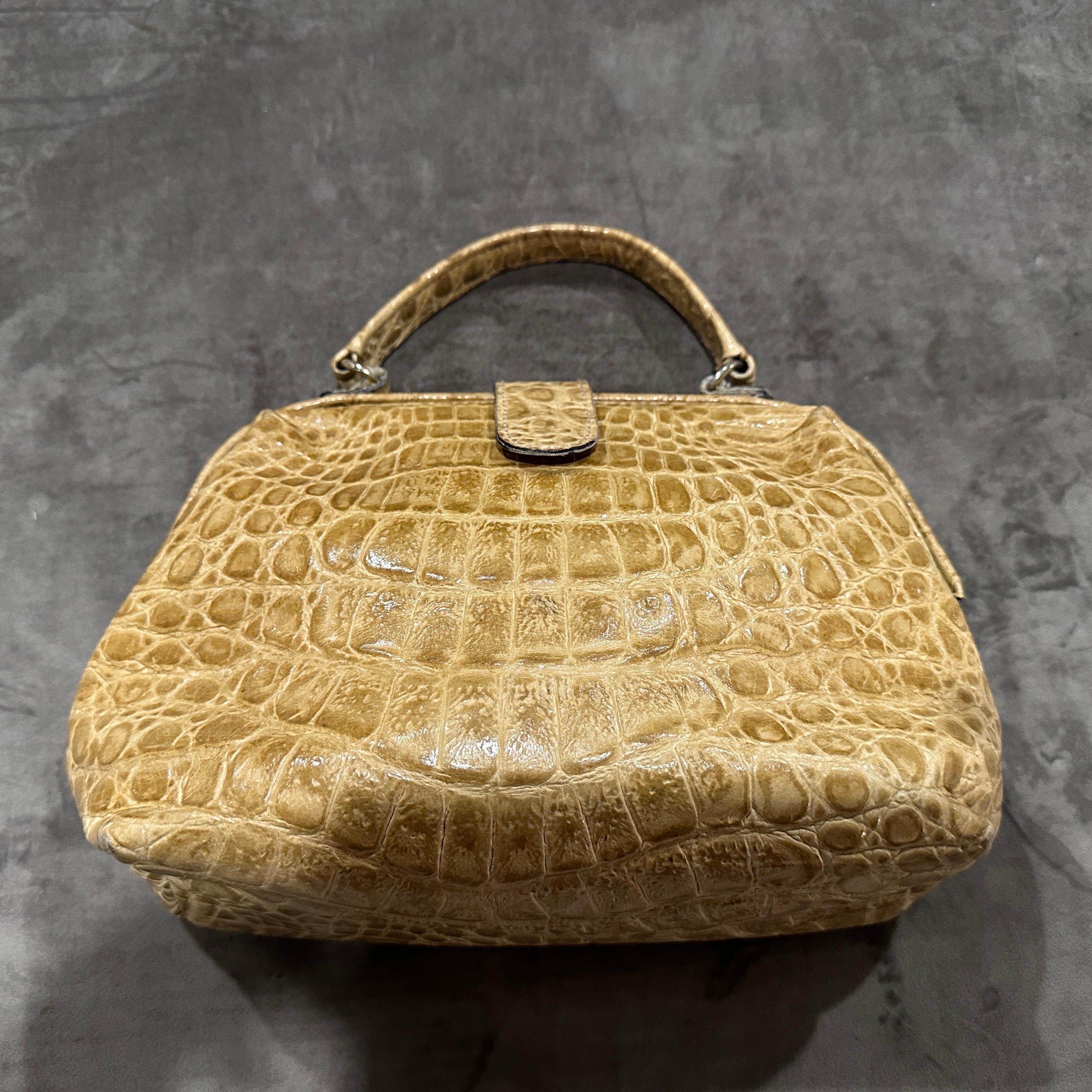 1970s High Quality Light B<rown Leather Italian Top Handle Bag For Sale 3