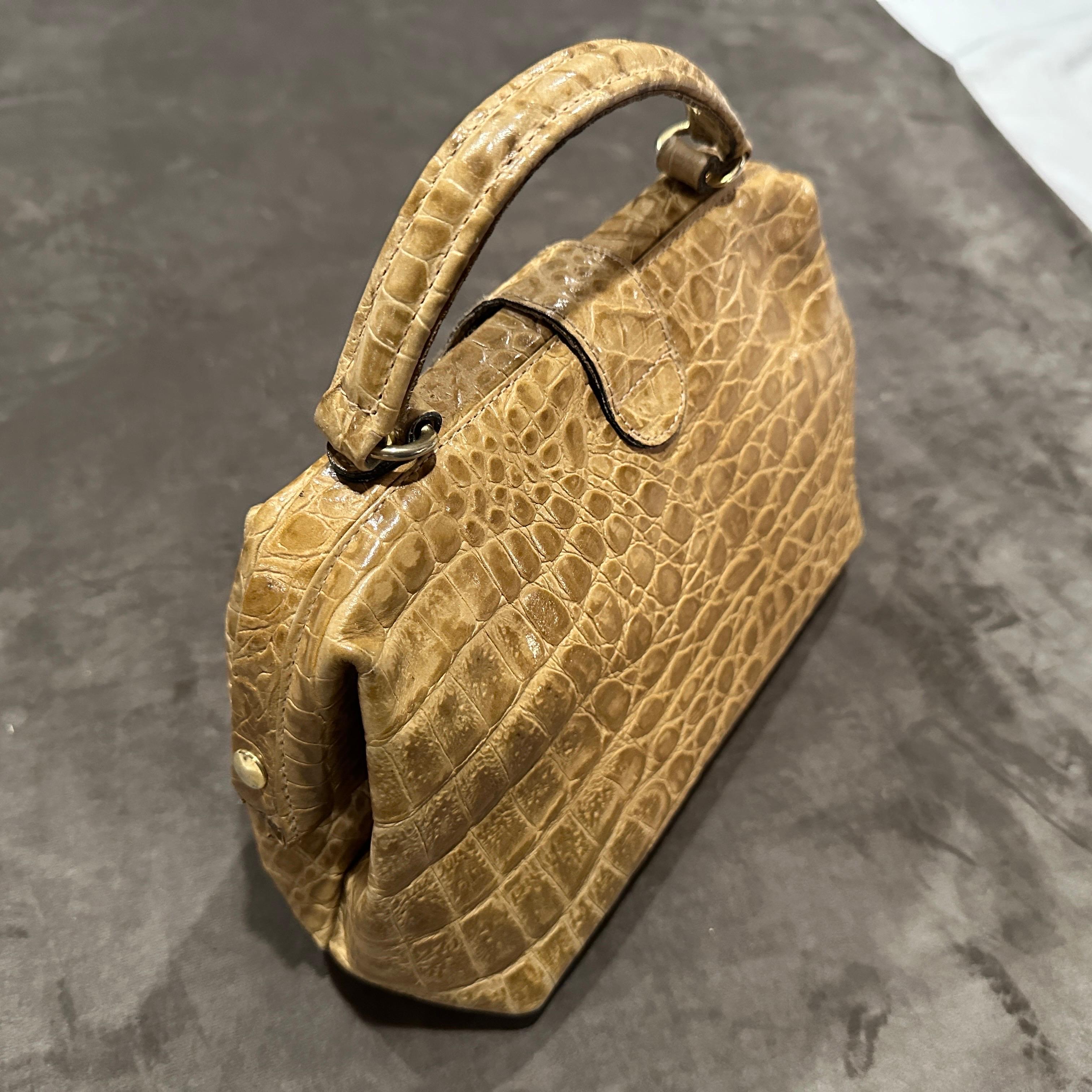 1970s High Quality Light B<rown Leather Italian Top Handle Bag For Sale 4