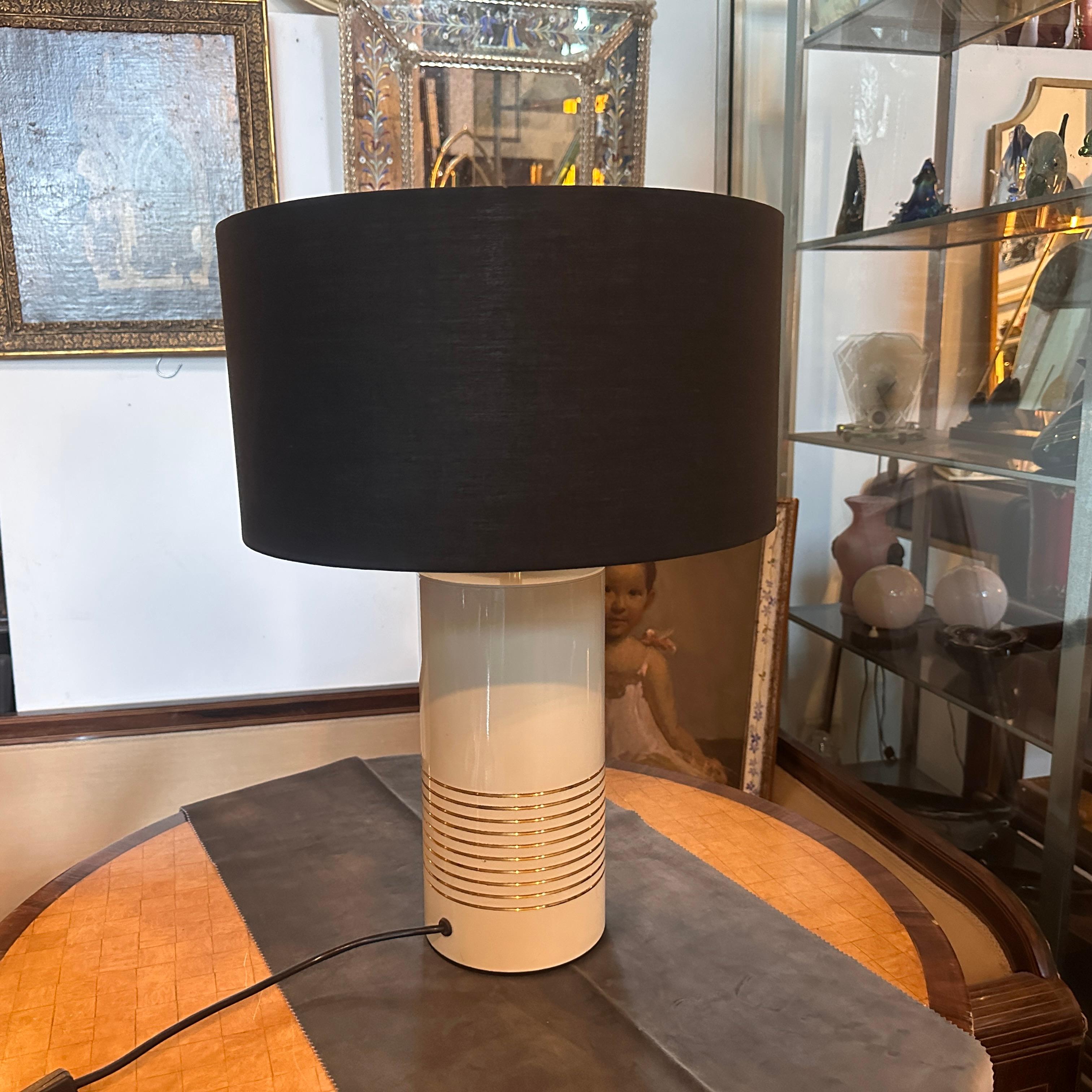 Mid-Century Modern 1970s High Quality Mid-Century  Ivory and Gold Painted Metal Italian Table Lamp For Sale