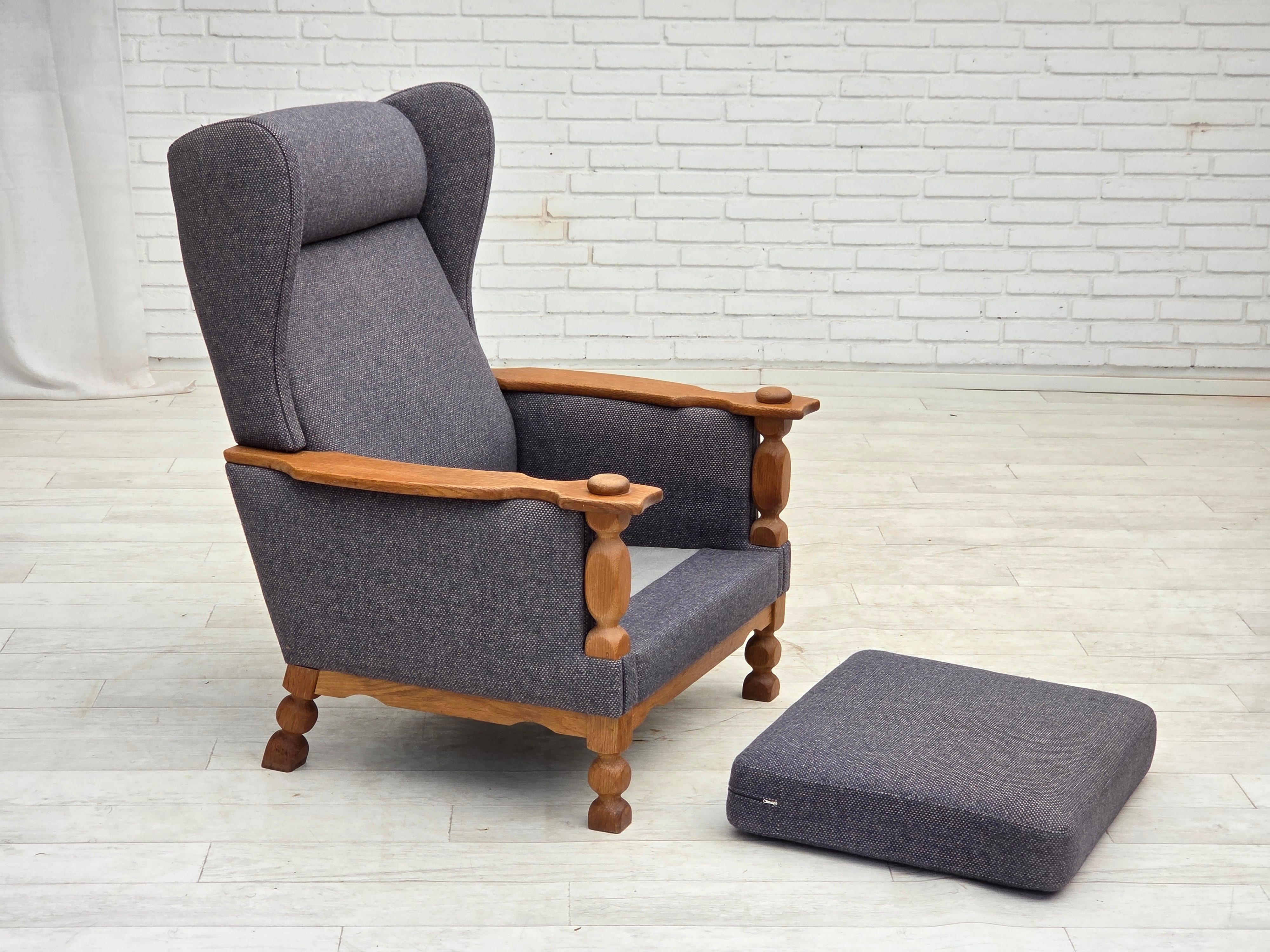 1970er Jahre, dänischer Sessel mit hoher Rückenlehne und Fußhocker, Möbelwolle, Eiche massiv. im Angebot 5