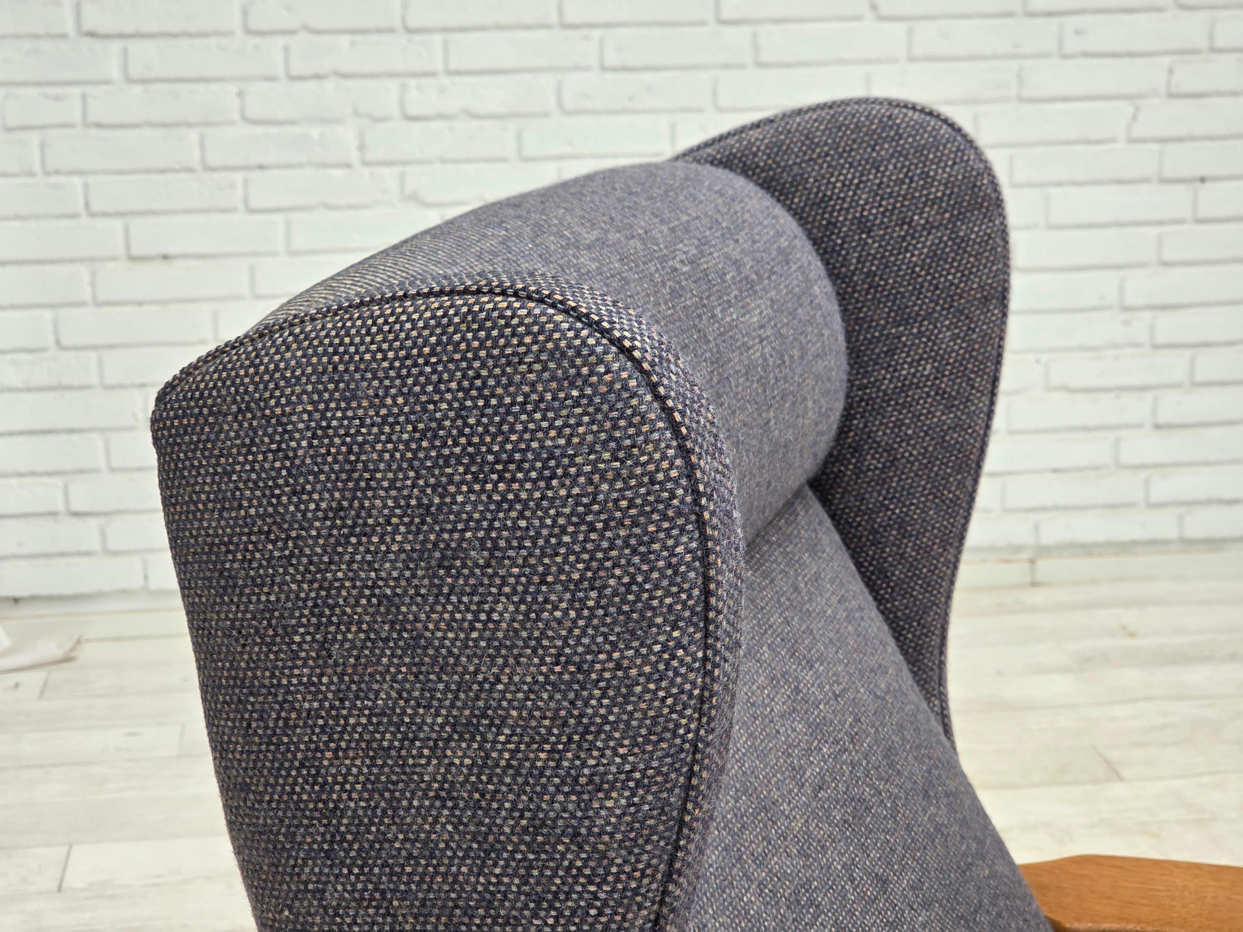 1970er Jahre, dänischer Sessel mit hoher Rückenlehne und Fußhocker, Möbelwolle, Eiche massiv. im Angebot 6