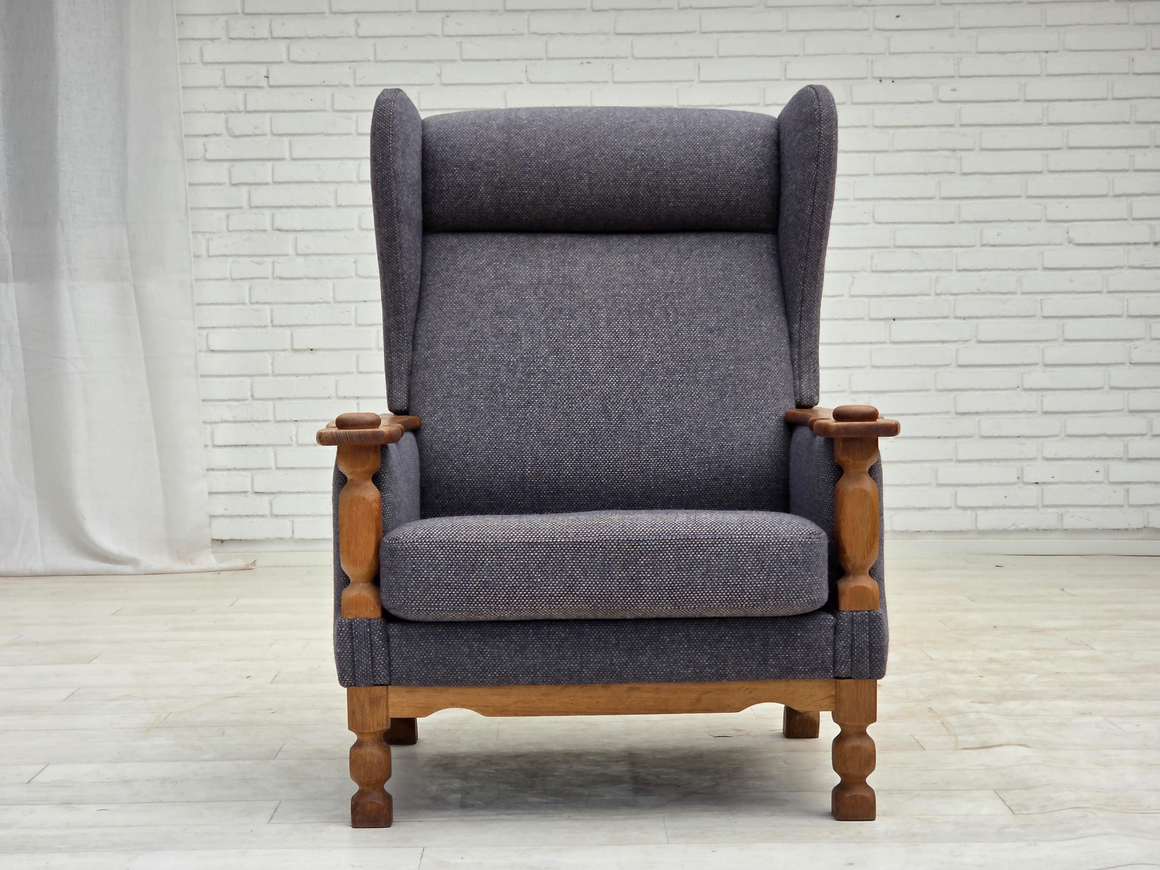 1970er Jahre, dänischer Sessel mit hoher Rückenlehne und Fußhocker, Möbelwolle, Eiche massiv. im Angebot 7