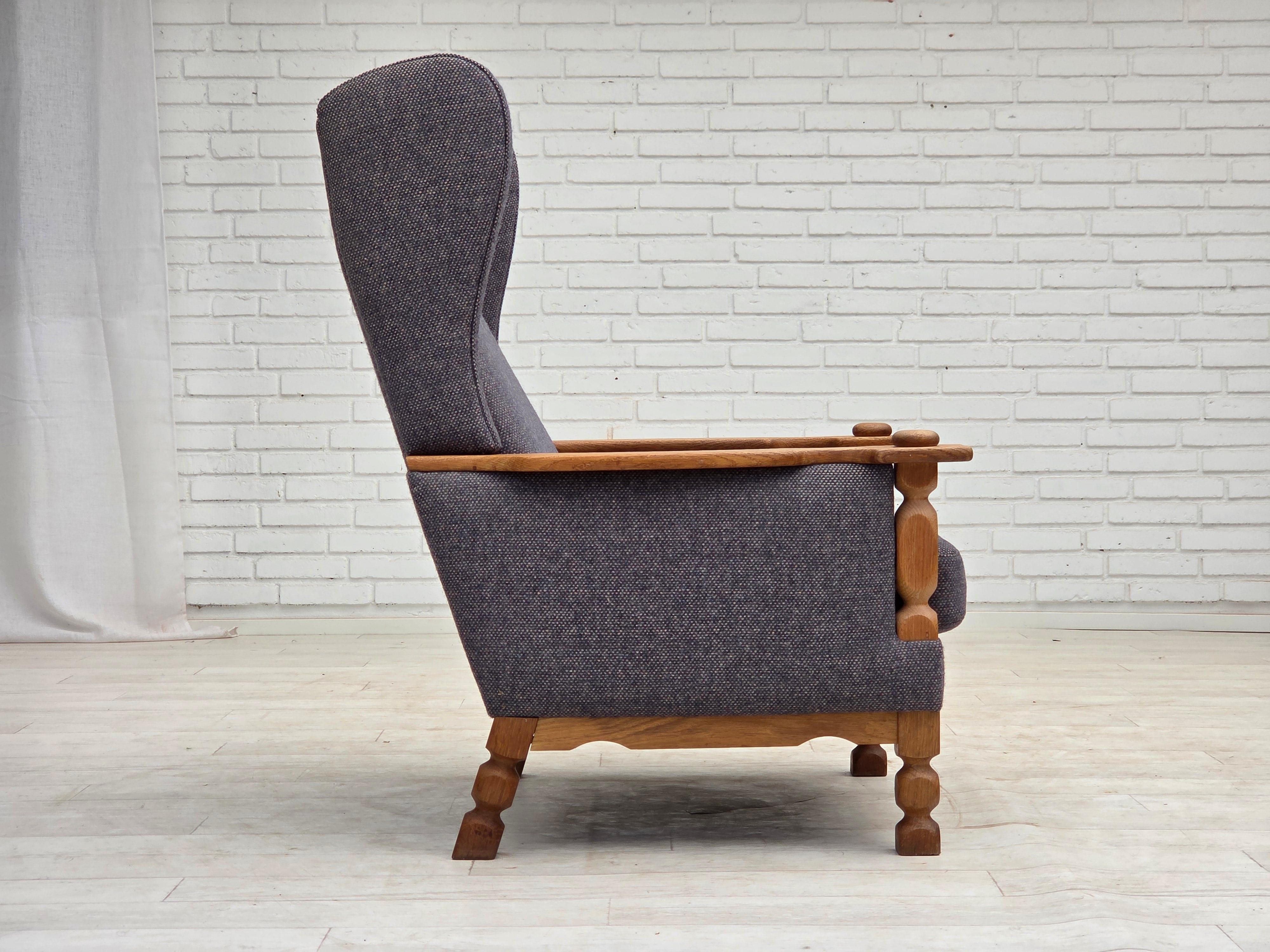 1970er Jahre, dänischer Sessel mit hoher Rückenlehne und Fußhocker, Möbelwolle, Eiche massiv. im Angebot 8