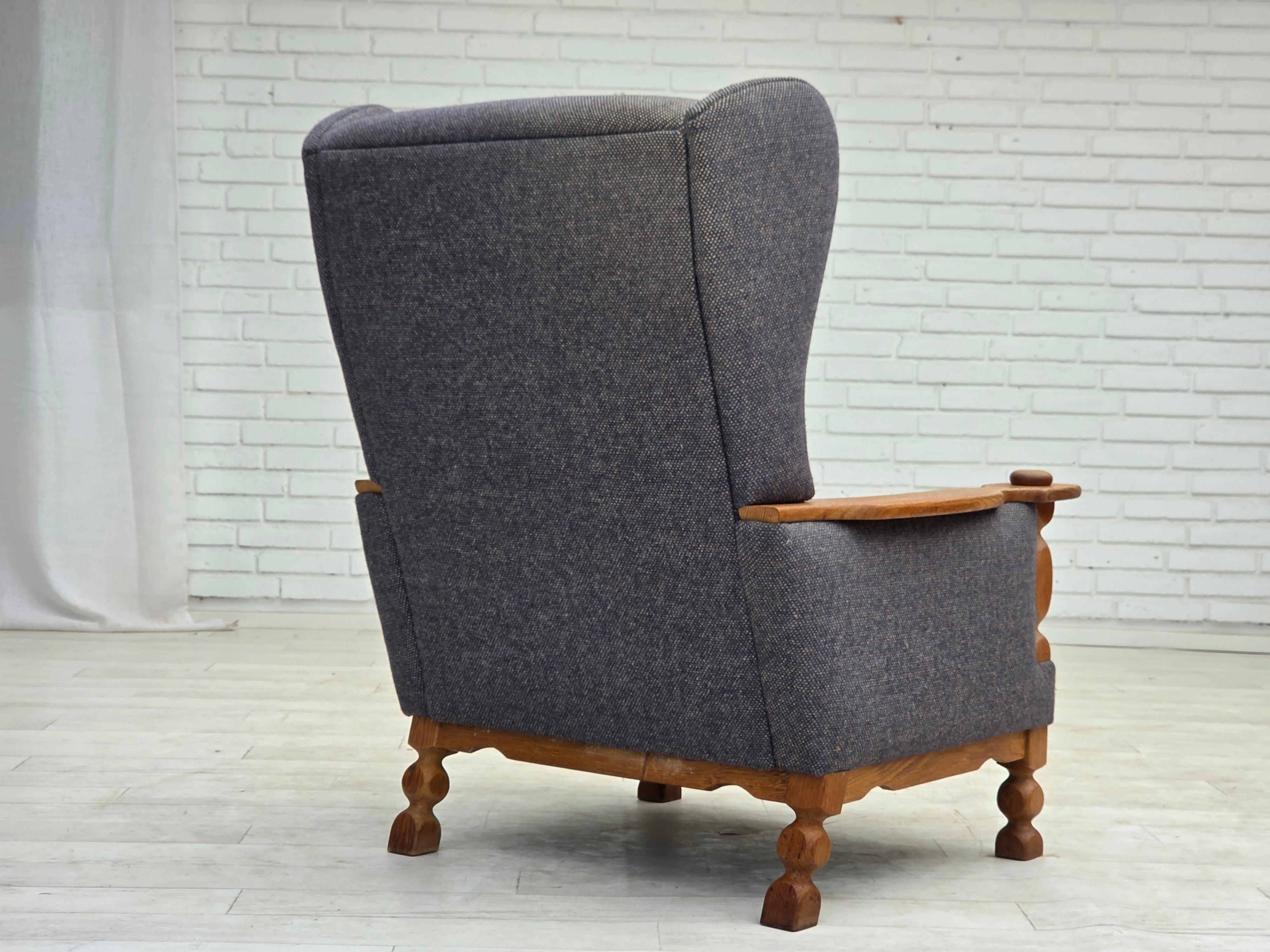 1970er Jahre, dänischer Sessel mit hoher Rückenlehne und Fußhocker, Möbelwolle, Eiche massiv. im Angebot 9