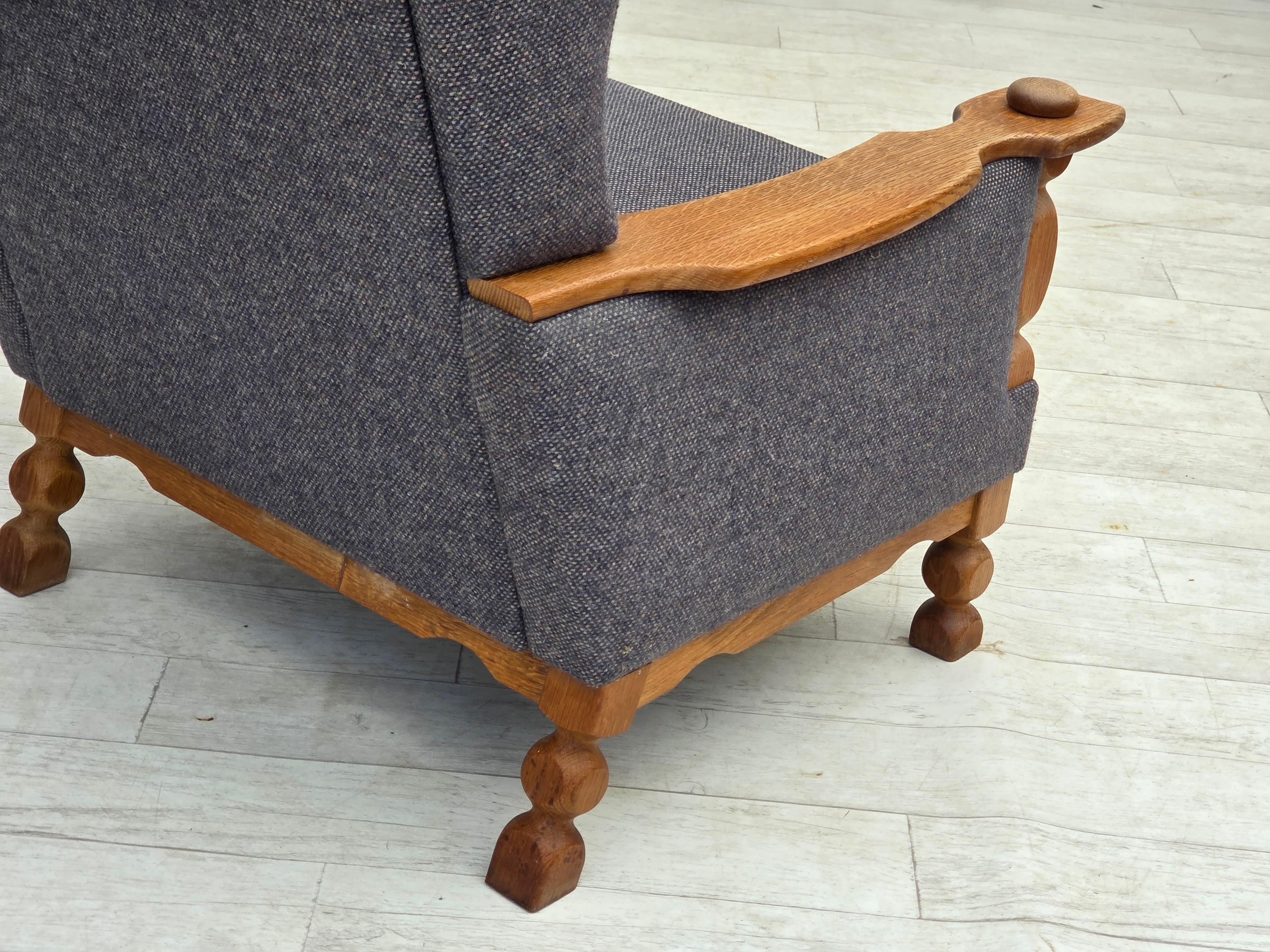 1970er Jahre, dänischer Sessel mit hoher Rückenlehne und Fußhocker, Möbelwolle, Eiche massiv. im Angebot 10