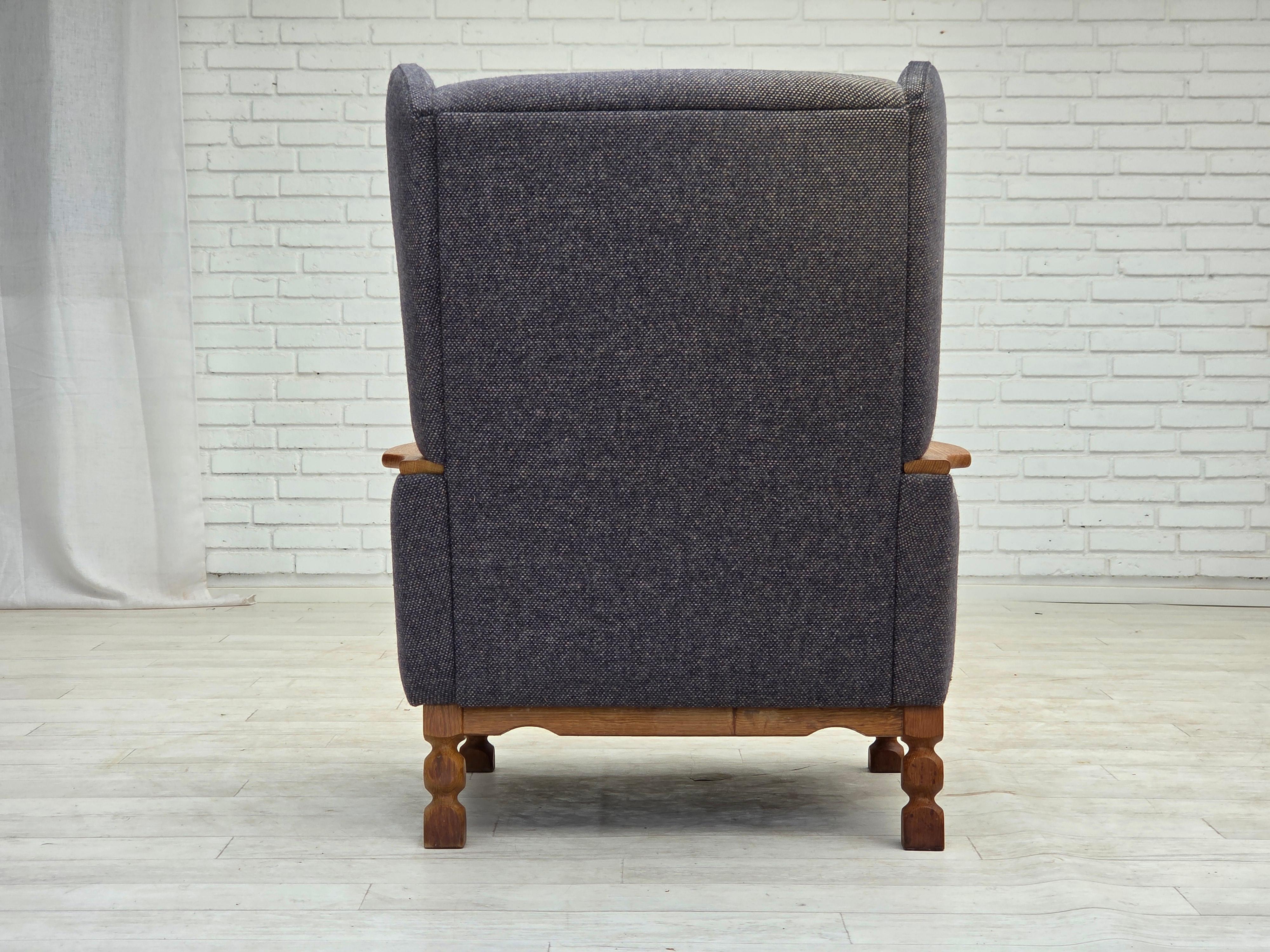 1970er Jahre, dänischer Sessel mit hoher Rückenlehne und Fußhocker, Möbelwolle, Eiche massiv. im Angebot 11