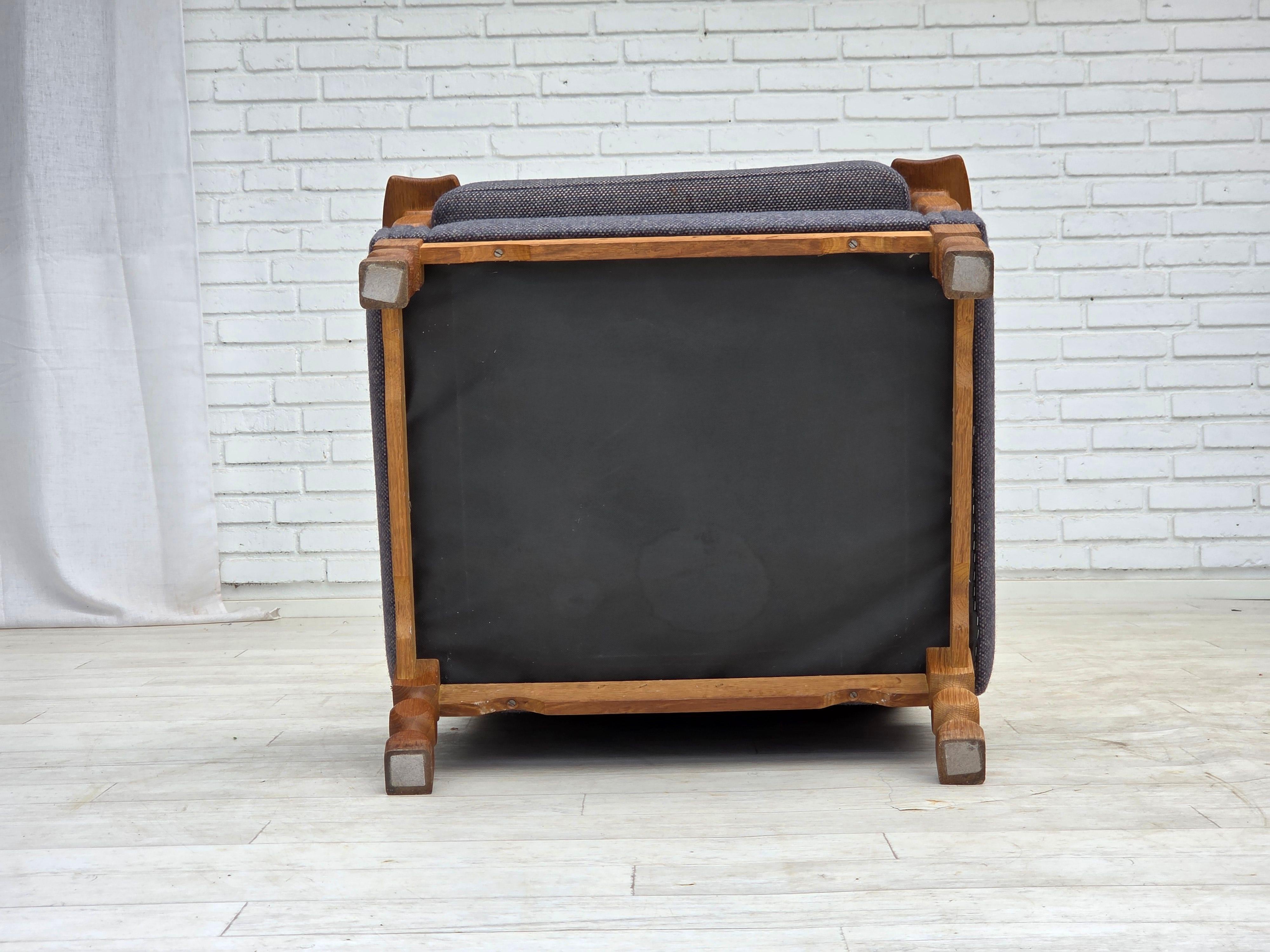 1970er Jahre, dänischer Sessel mit hoher Rückenlehne und Fußhocker, Möbelwolle, Eiche massiv. im Angebot 12