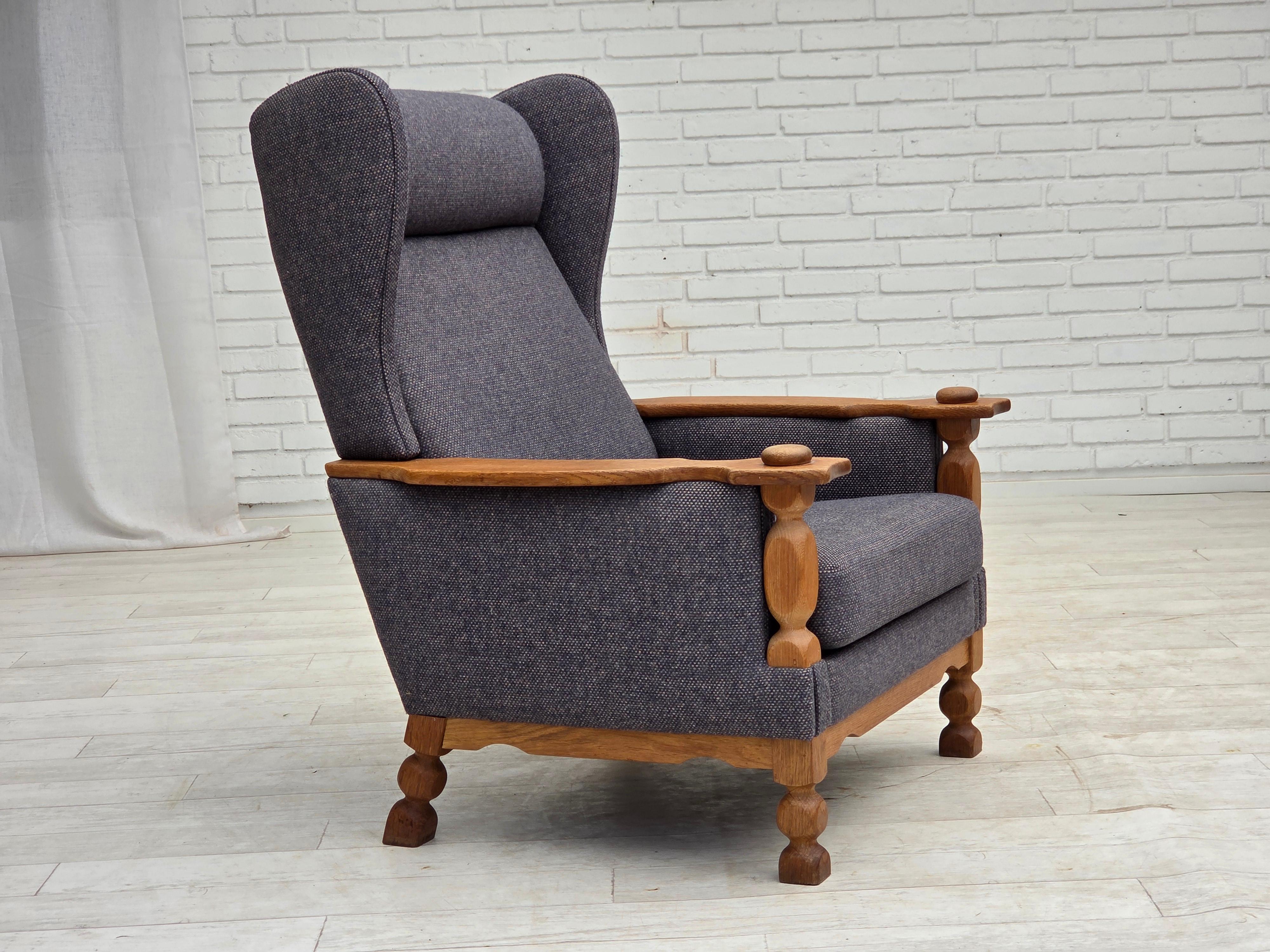 1970er Jahre, dänischer Sessel mit hoher Rückenlehne und Fußhocker, Möbelwolle, Eiche massiv. im Zustand „Gut“ im Angebot in Tarm, 82