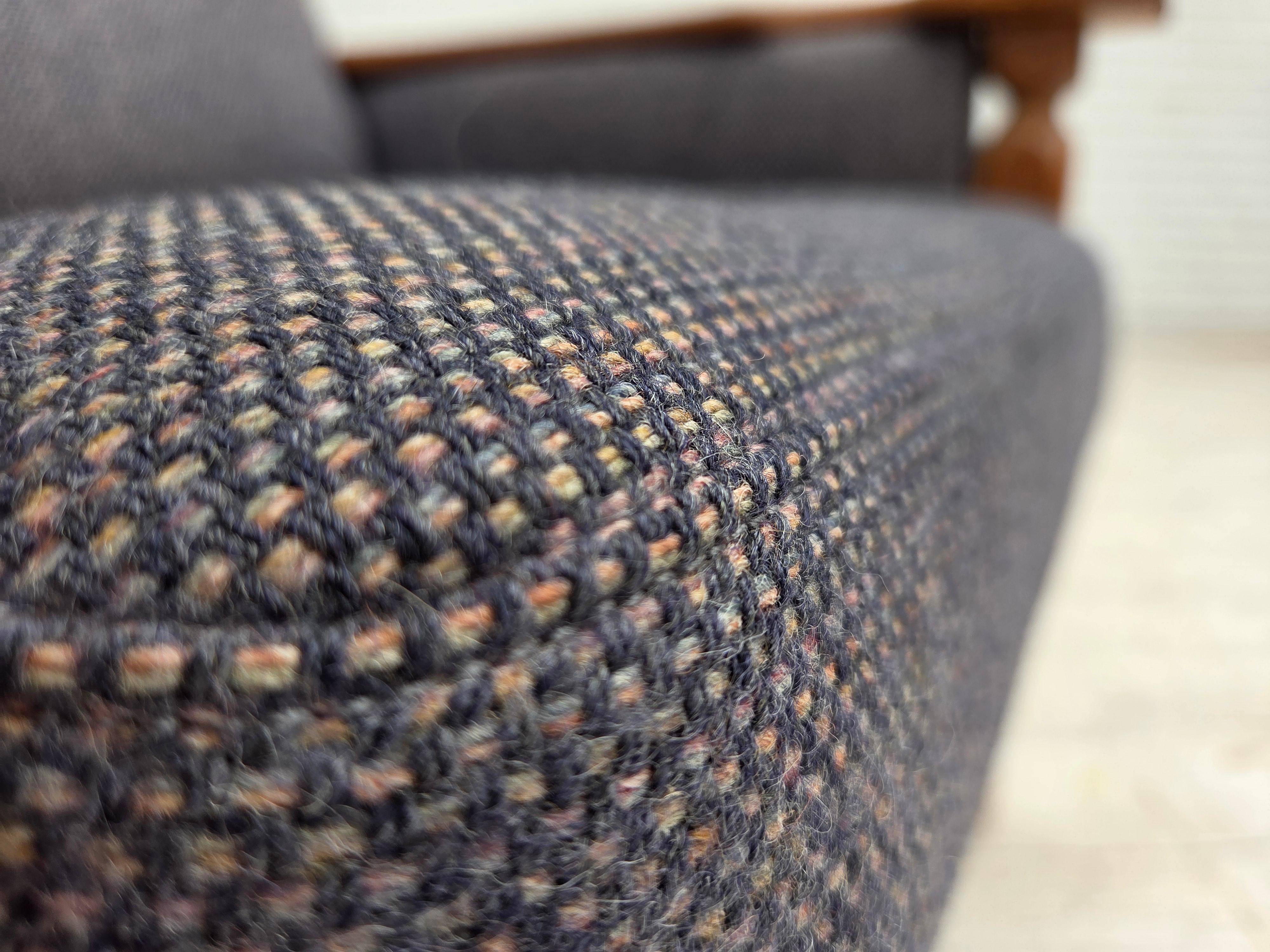 1970er Jahre, dänischer Sessel mit hoher Rückenlehne und Fußhocker, Möbelwolle, Eiche massiv. im Angebot 2