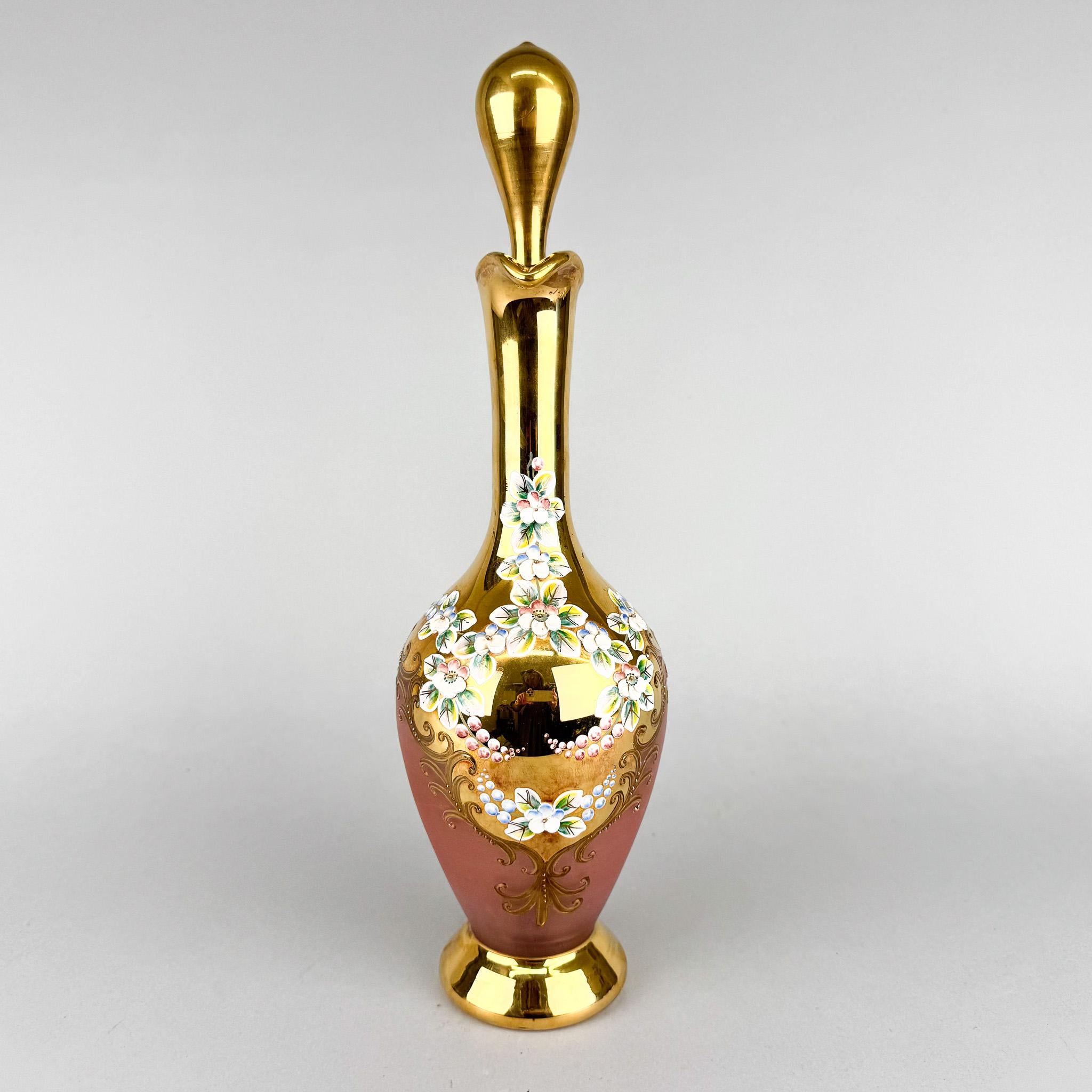 Decanter in vetro altamente smaltato e riccamente dorato proveniente dall'ex Cecoslovacchia. Realizzato da Novoborske SkLO Glasswork negli anni '70.