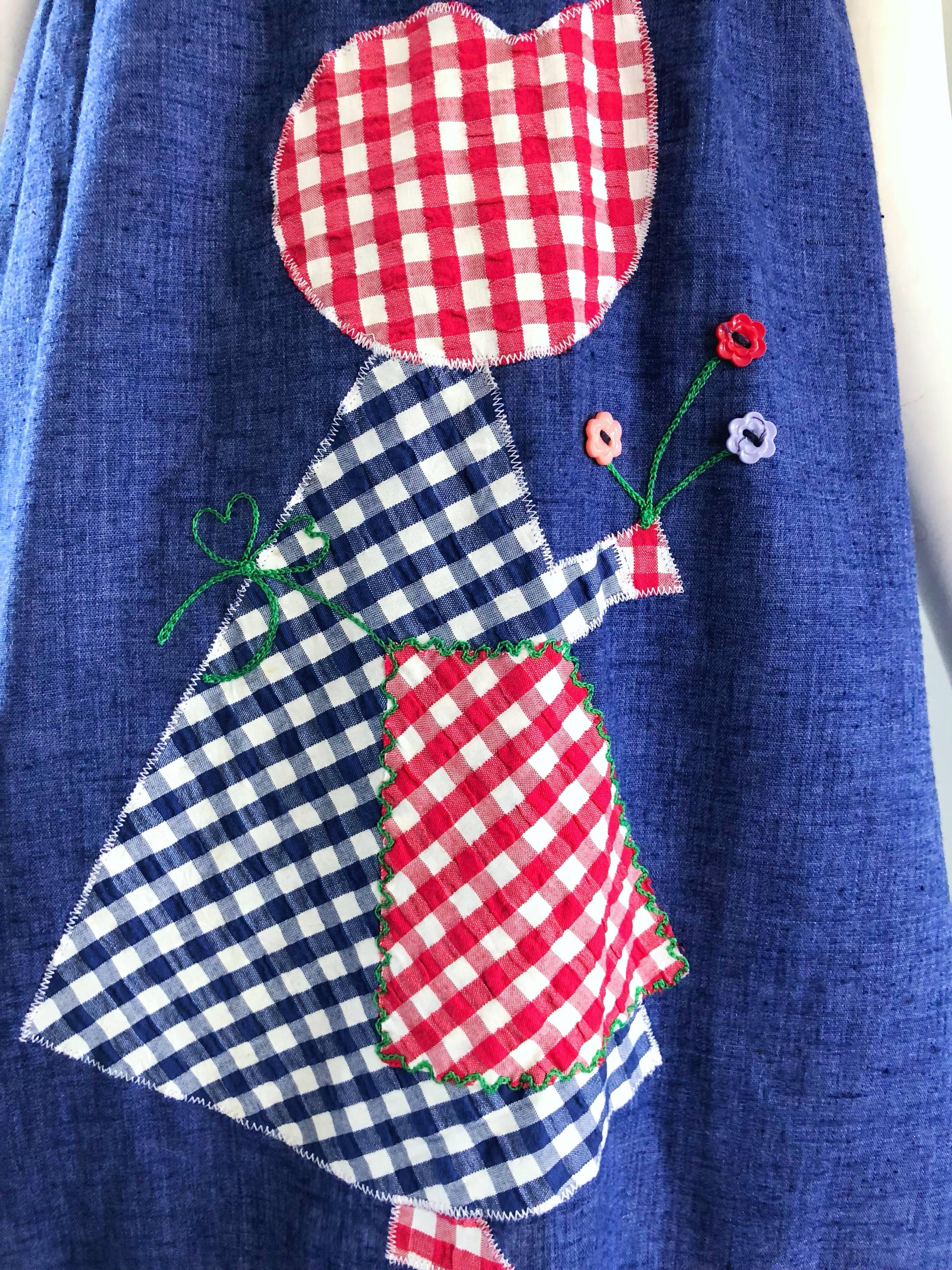 Bleu Mini robe Holly Hobbie en jean bleu, blanc et rouge sur le thème du jean des années 1970 en vente