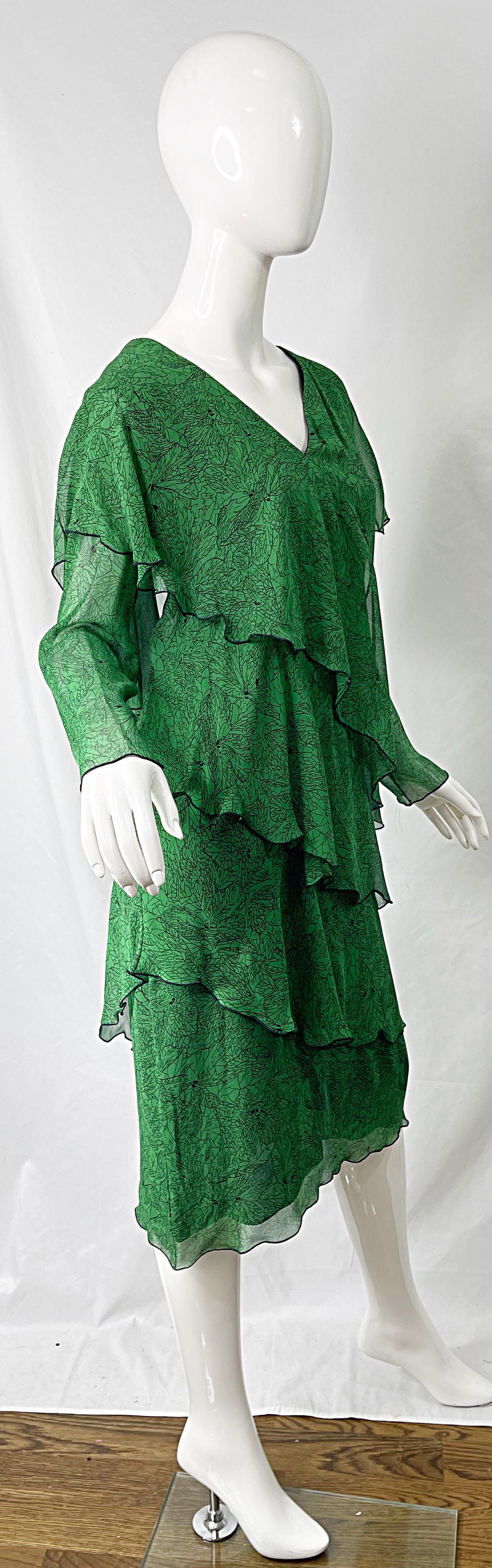 1970s Holly’s Harp Green Leaf Print Silk Chiffon Tiered Vintage 70s Dress For Sale 4