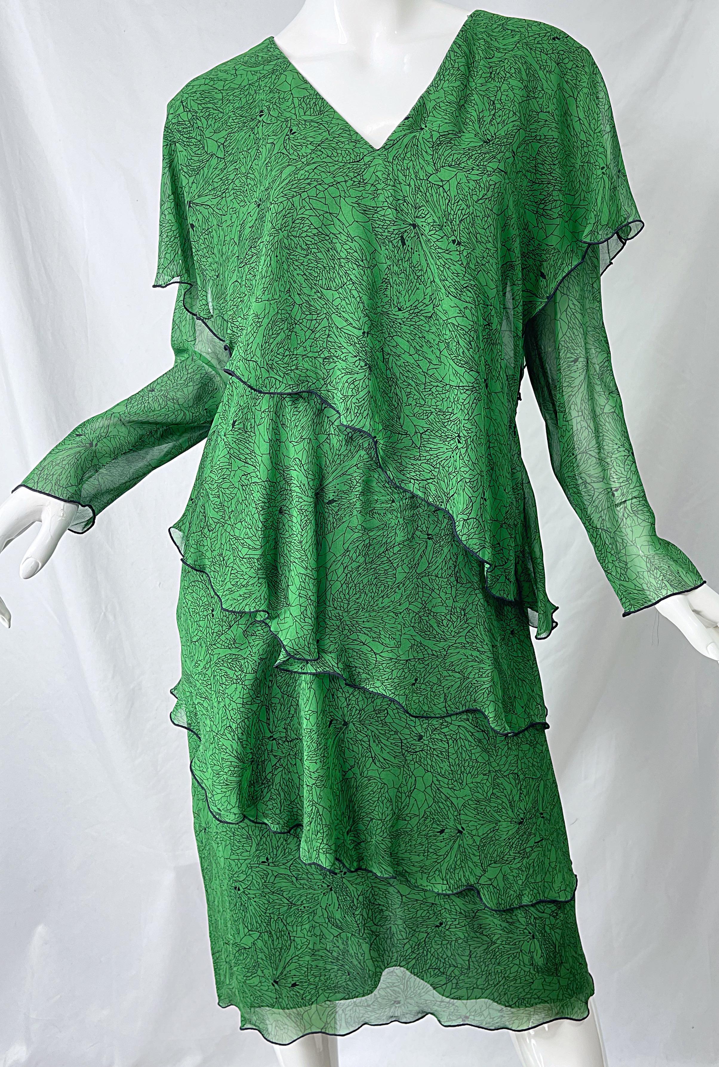 1970s Holly’s Harp Green Leaf Print Silk Chiffon Tiered Vintage 70s Dress For Sale 2