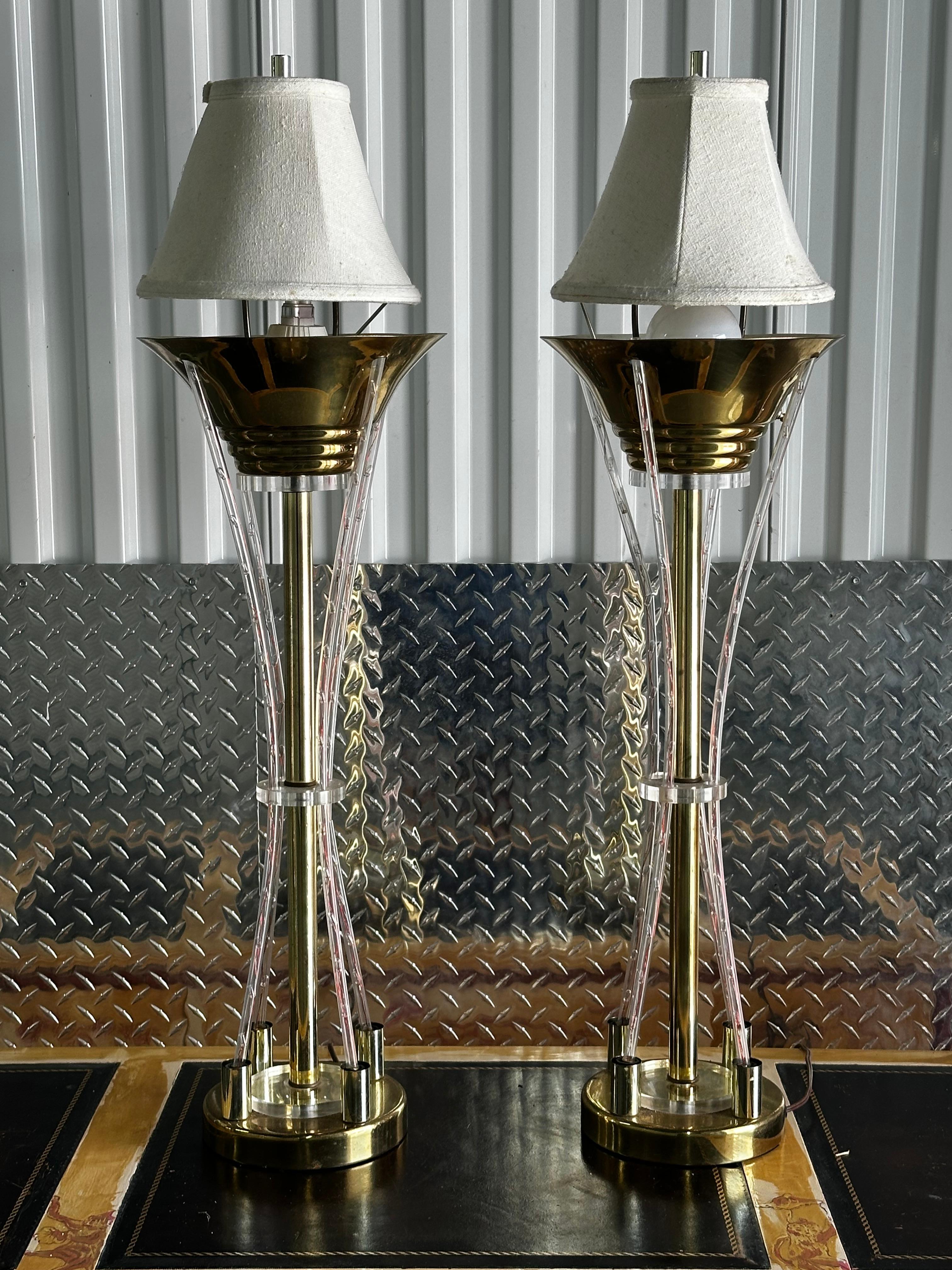 In questa occasione ti offriamo una delle lampade in ottone più straordinarie e rare che tu possa sperare di trovare. Il design è eccezionale. Questo bellissimo set è un pezzo forte e ricco di personalità!  Guarda gli splendidi dettagli di questa