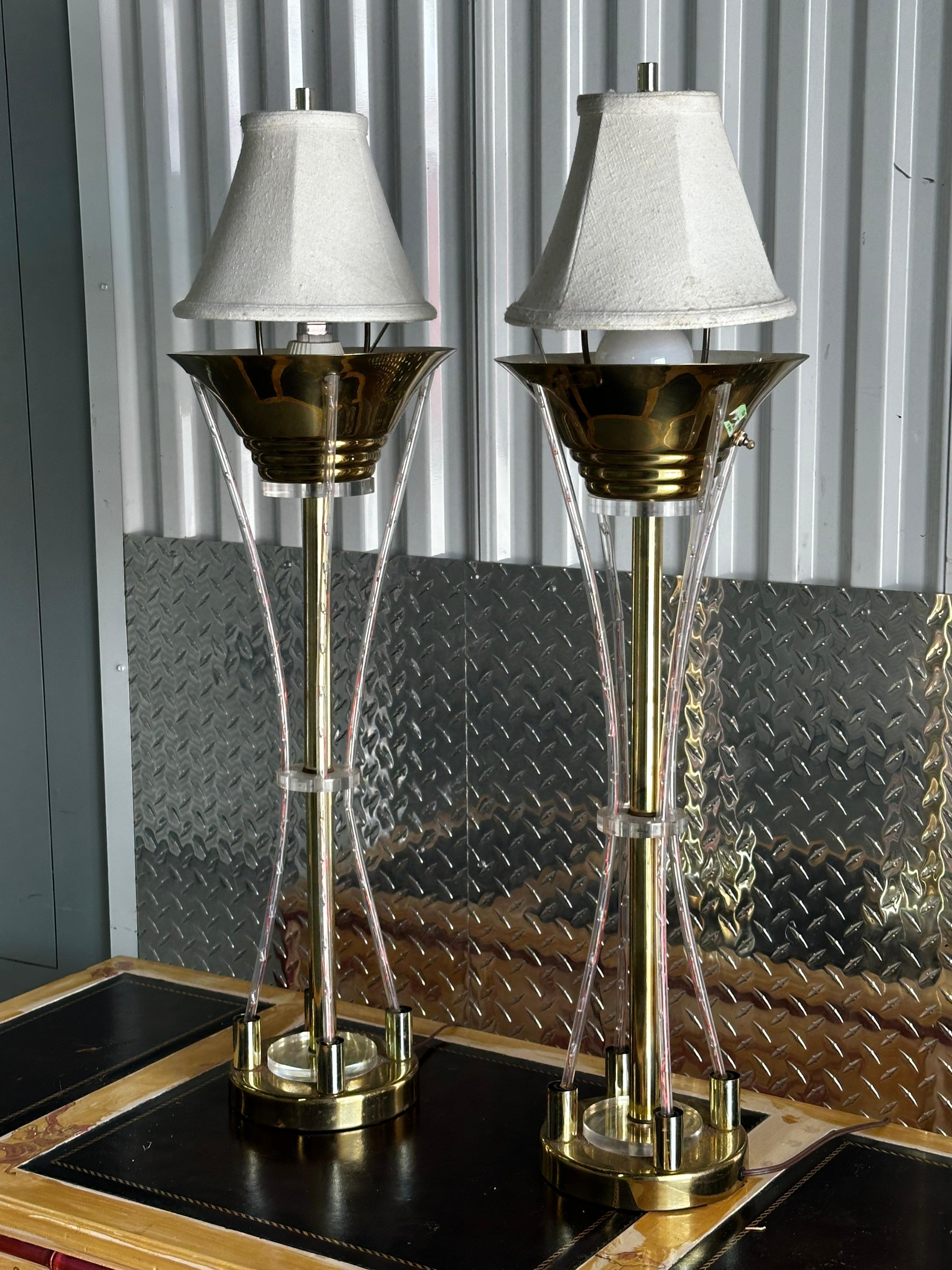 Hollywood Regency Lampada da tavolo Hollywood Recency anni '70 in ottone con torce, set da 2 in vendita
